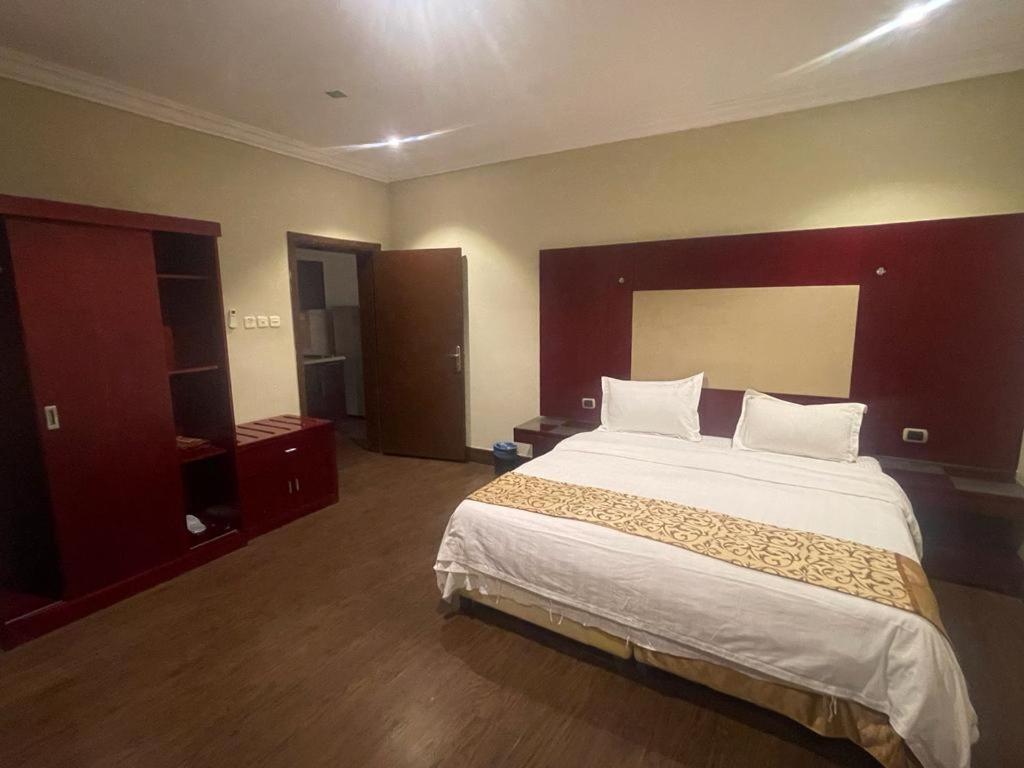 Deluxe One-Bedroom Apartment photo 3