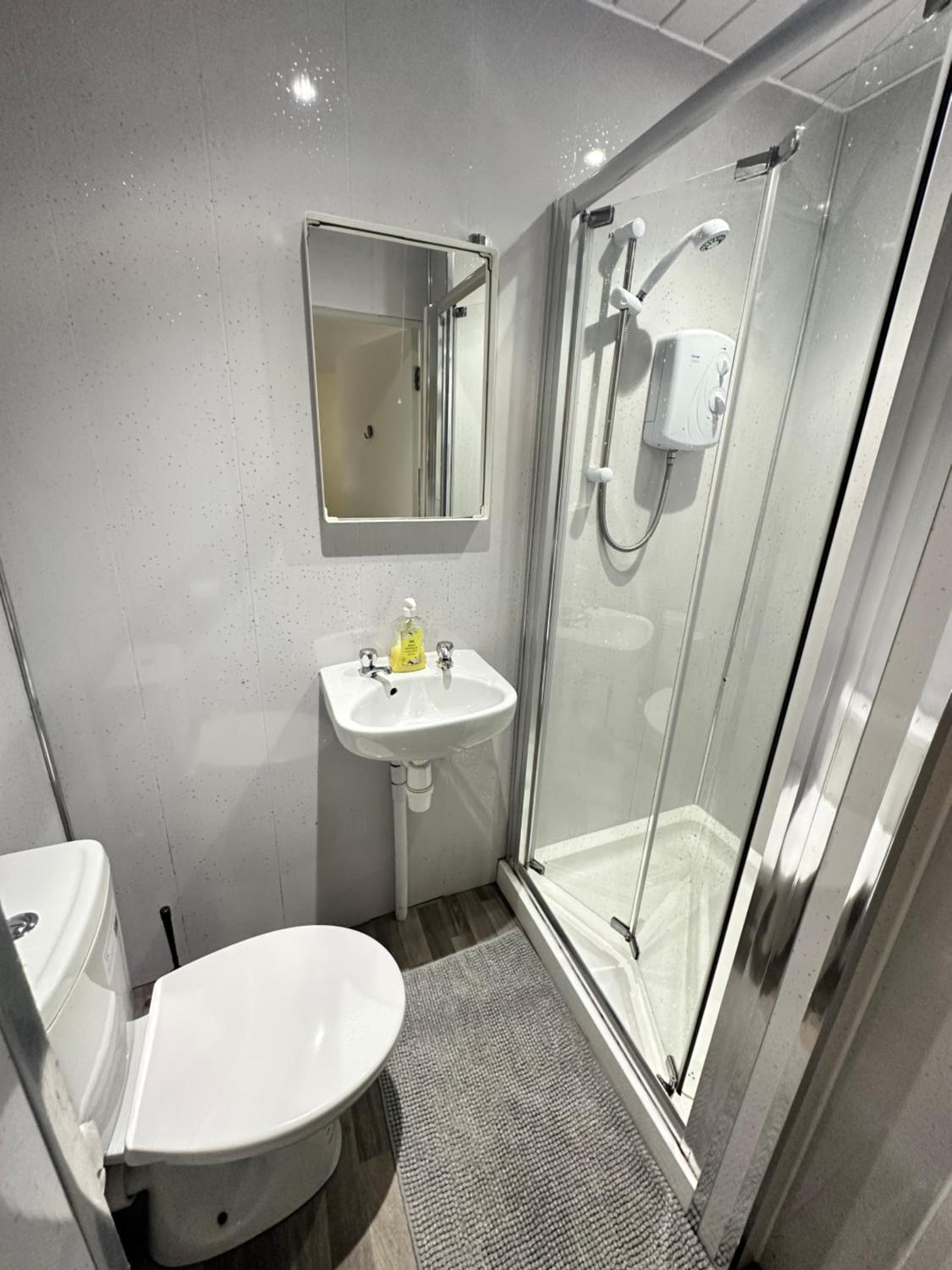 Twin Room with Shower photo 2