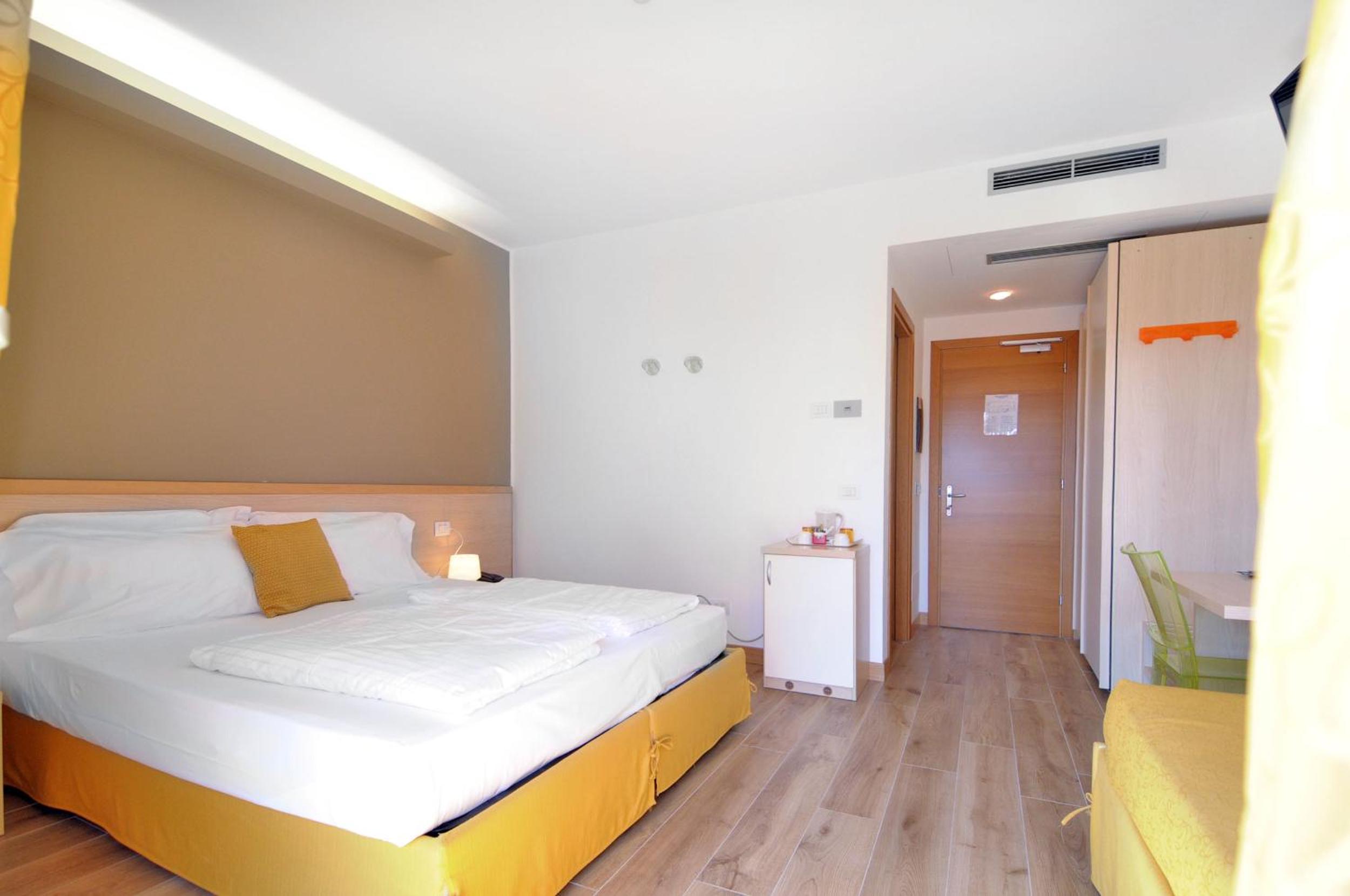Superior Double or Twin Room with Balcony - Photo 11