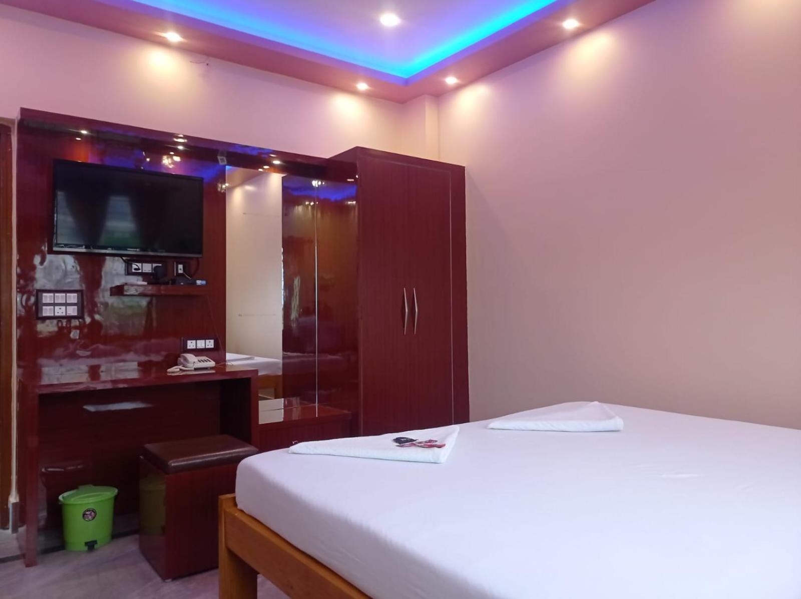 Deluxe Double Room with Balcony - Photo 5