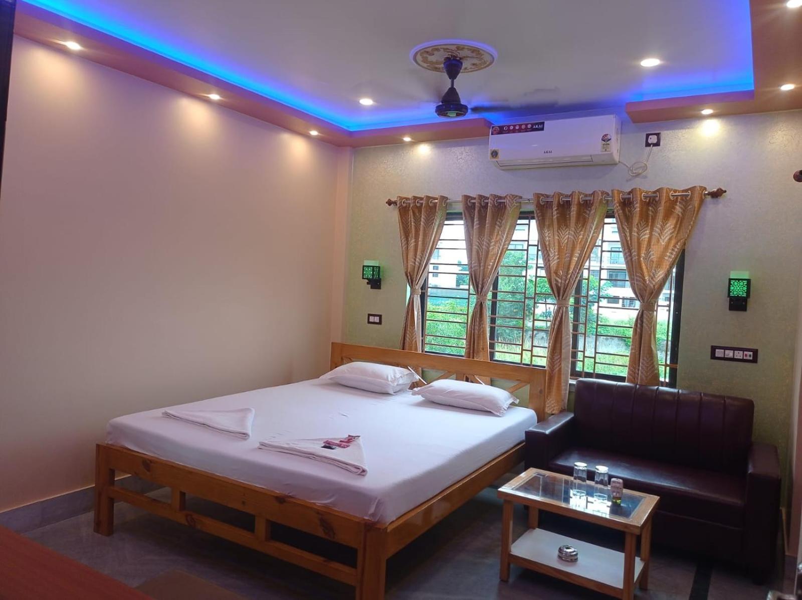 Deluxe Double Room with Balcony - Photo 6