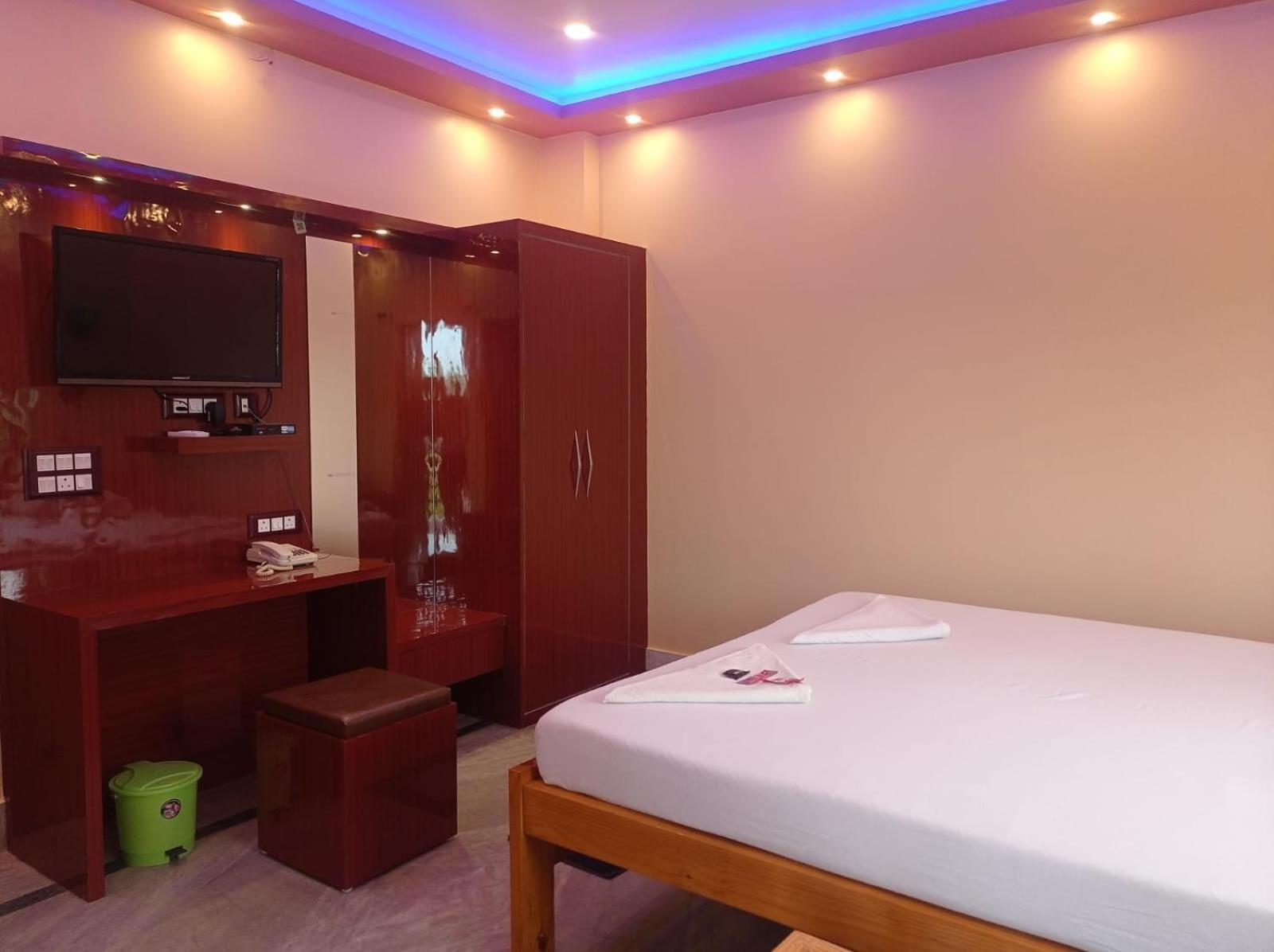 Deluxe Double Room with Balcony - Photo 1