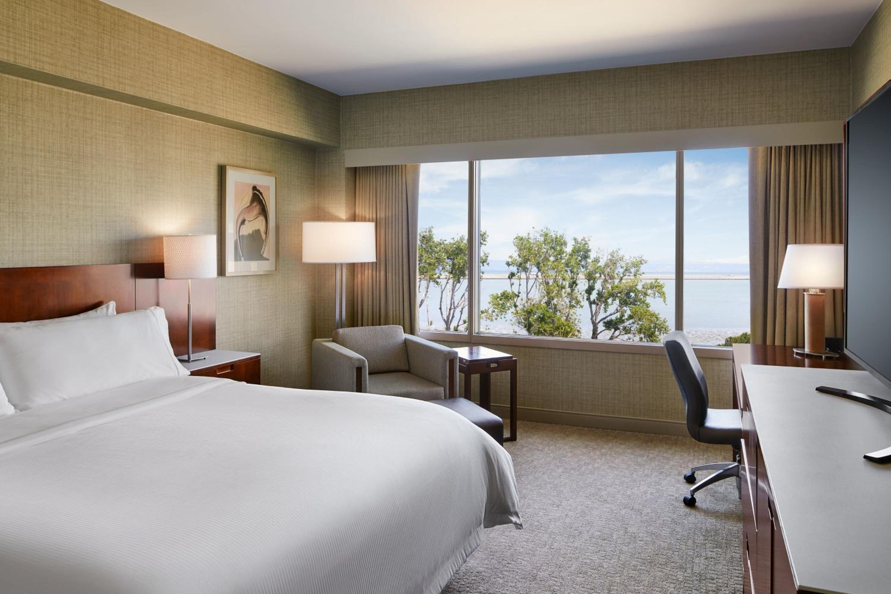 Guest room, 1 King, Bay view - Photo 4