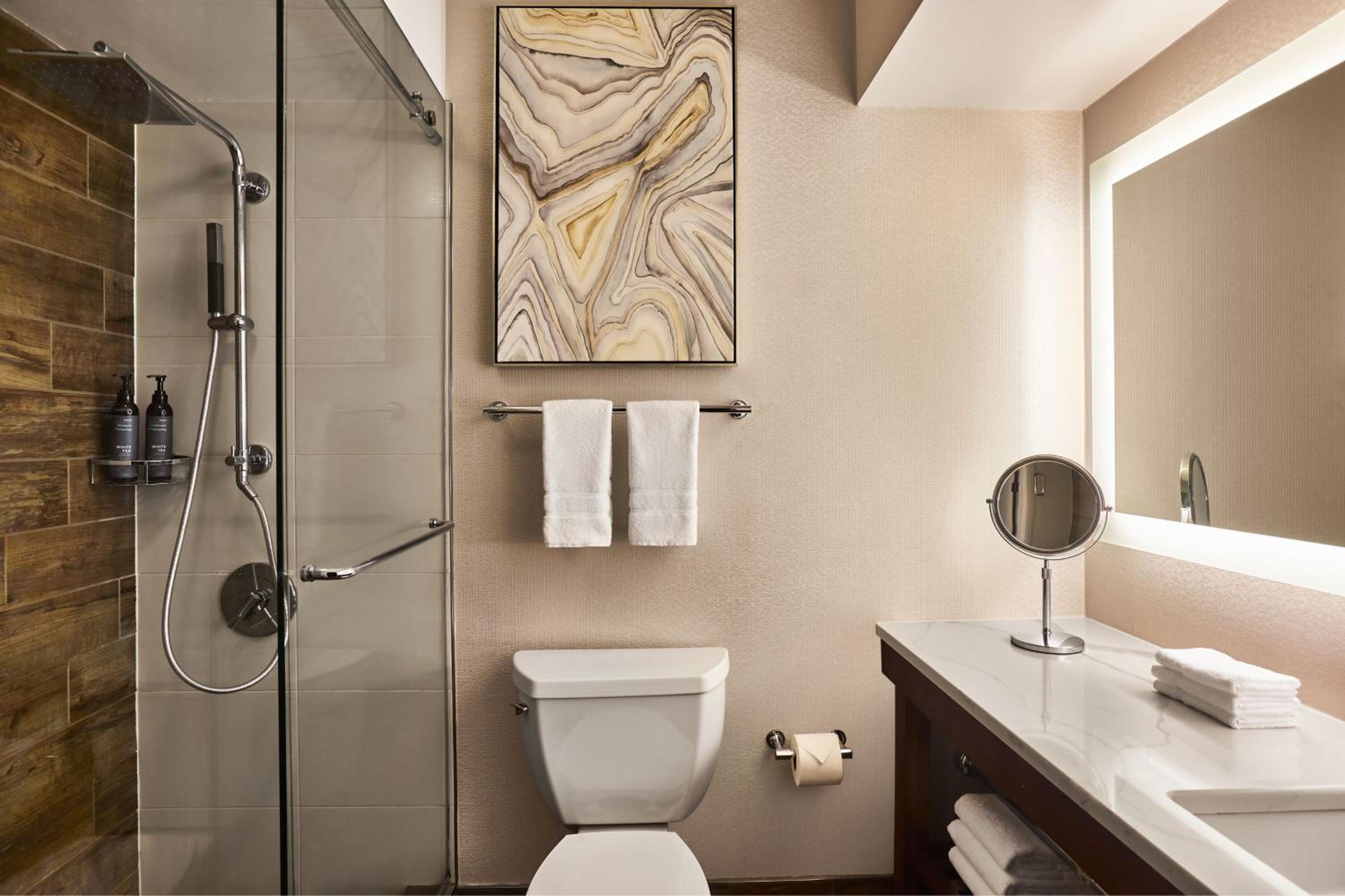 Junior Suite, 1 King - Photo 3