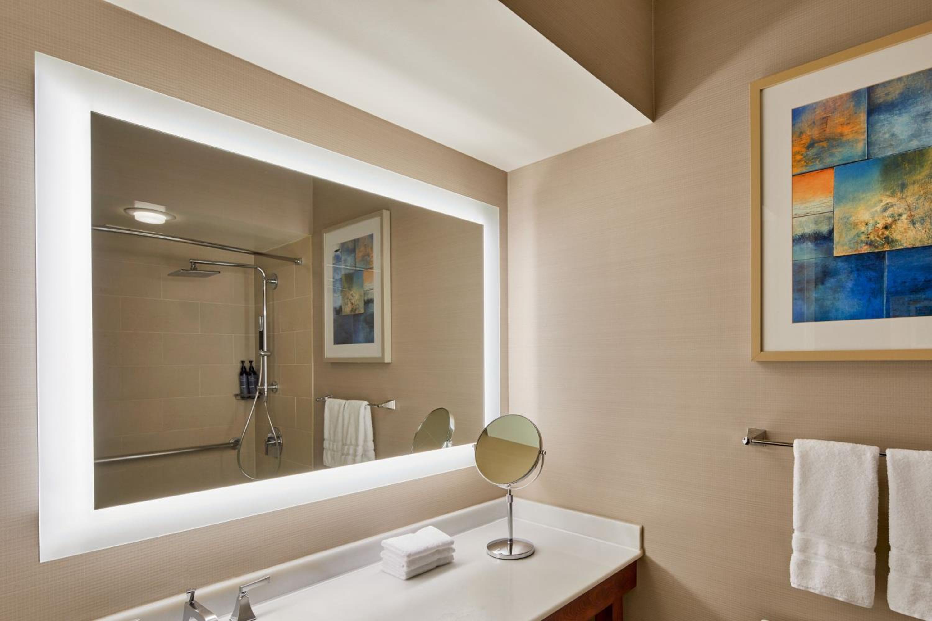 Guest room, 1 King, Bay view - Photo 3