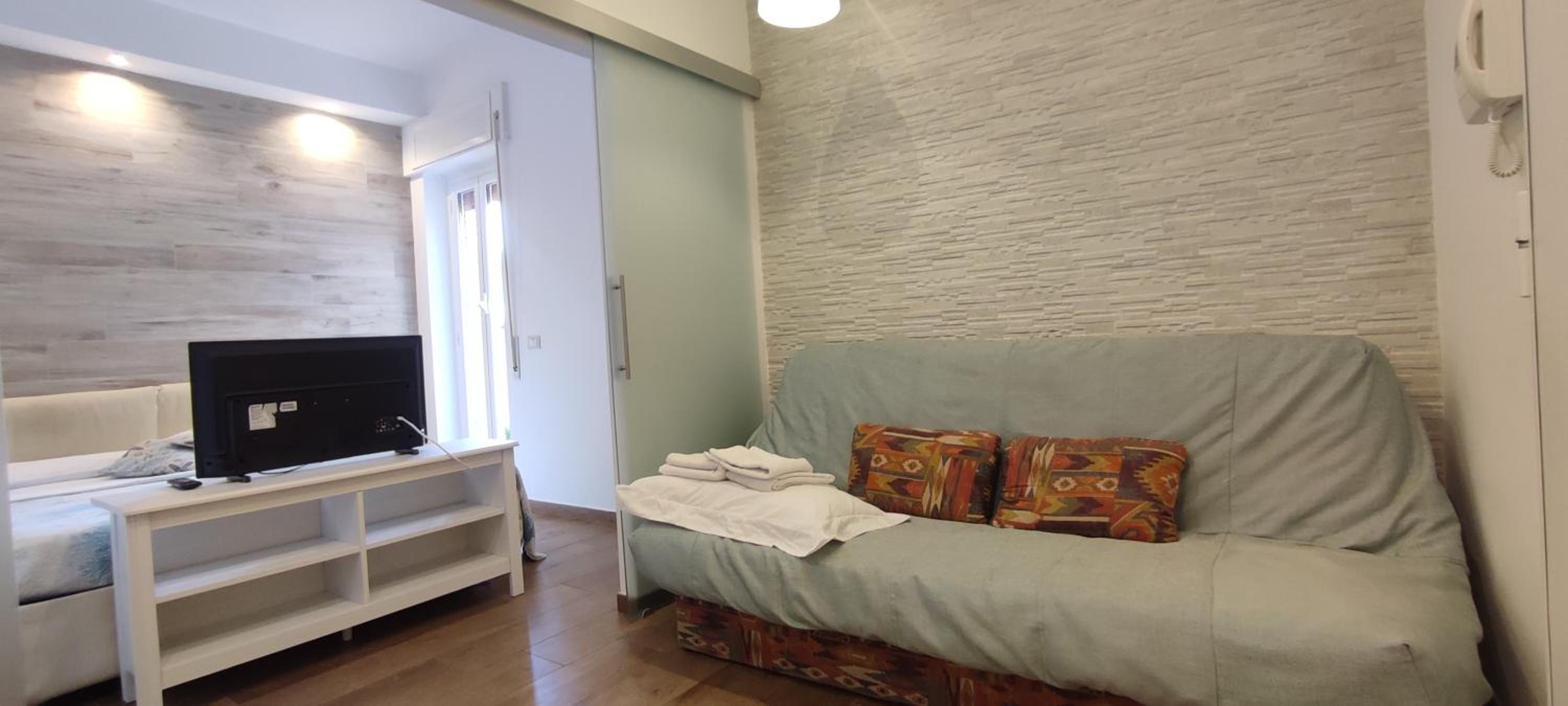 One-Bedroom Apartment photo 1