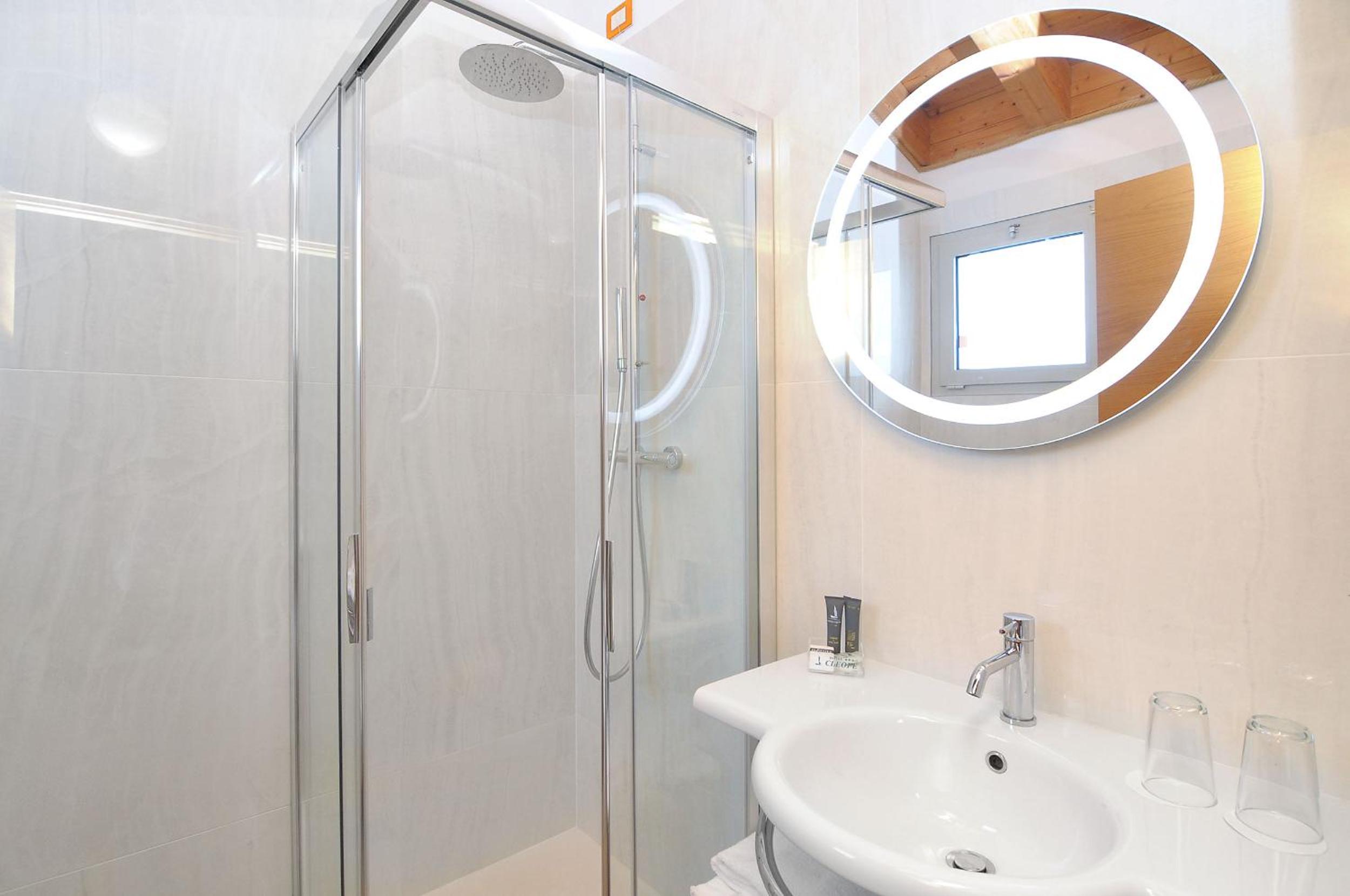 Double or Twin Room with Balcony - Photo 2