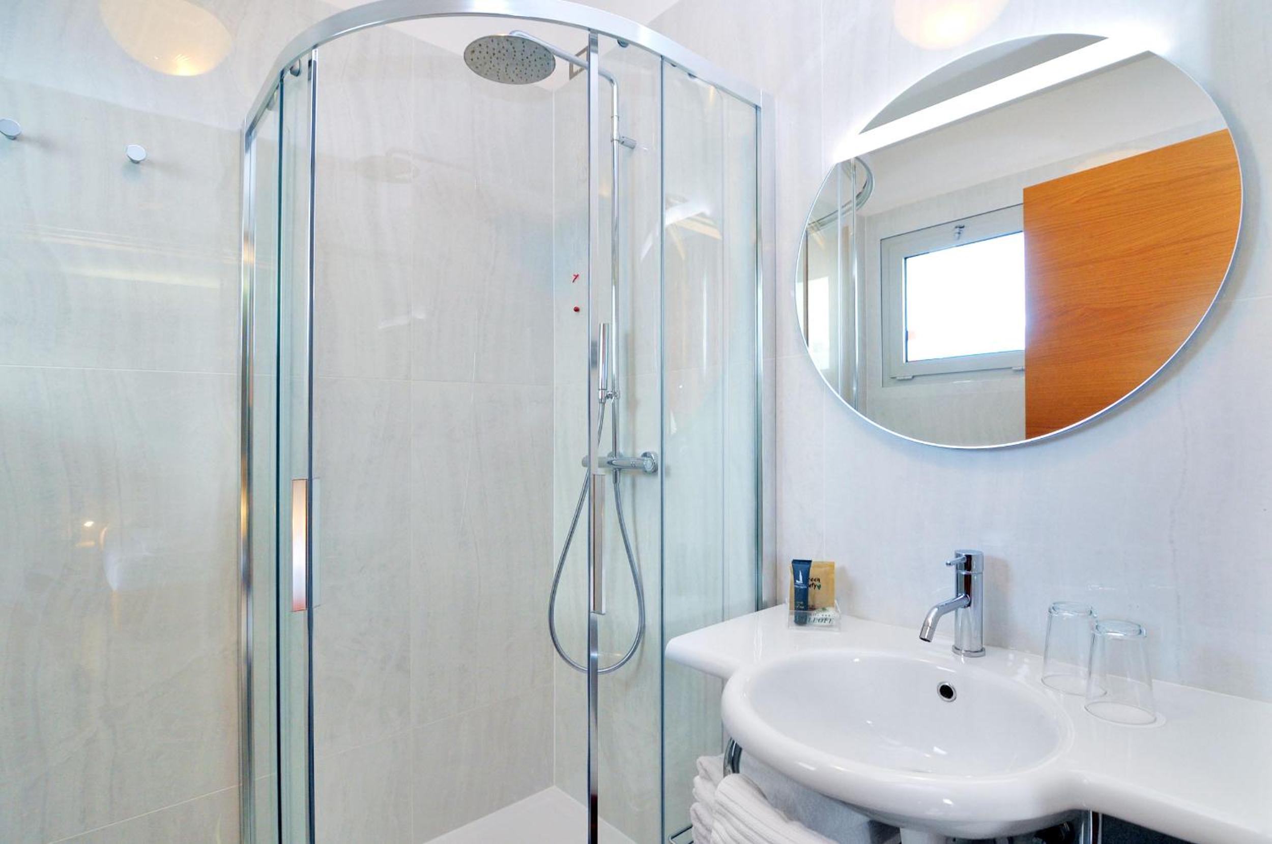 Double or Twin Room with Balcony - Photo 5