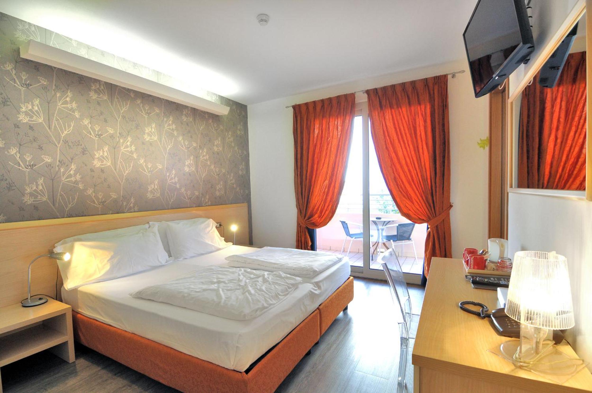 Double or Twin Room with Balcony - Photo 7