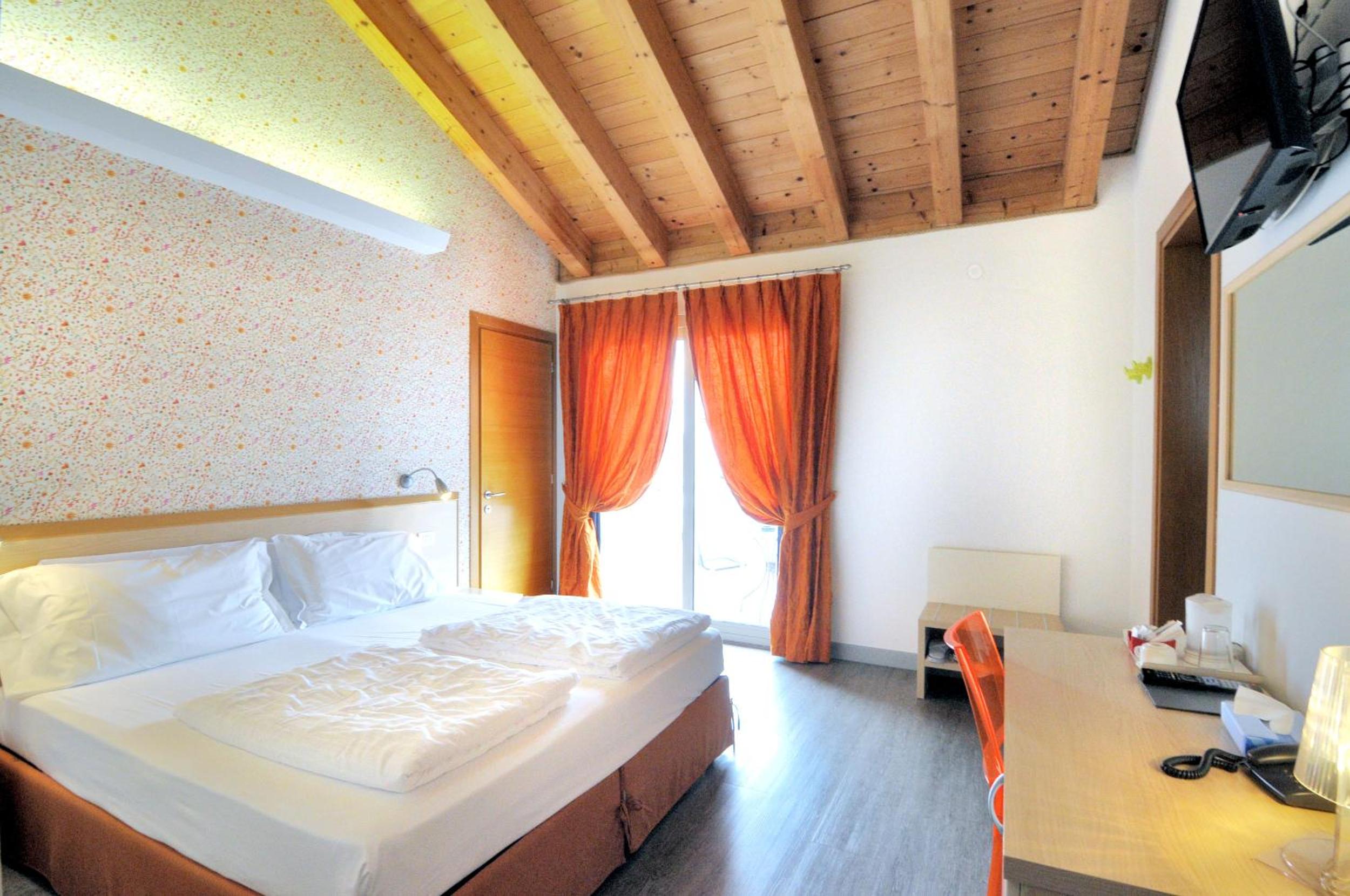 Double or Twin Room with Balcony - Photo 9