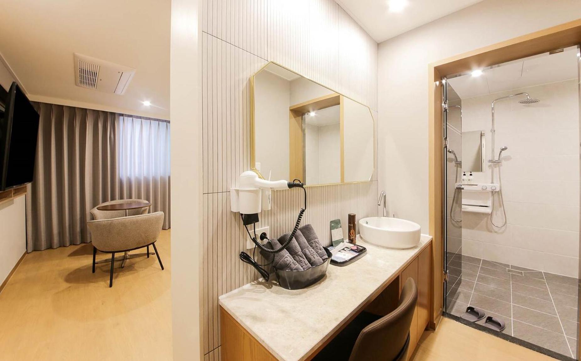 Deluxe Room - Photo 3