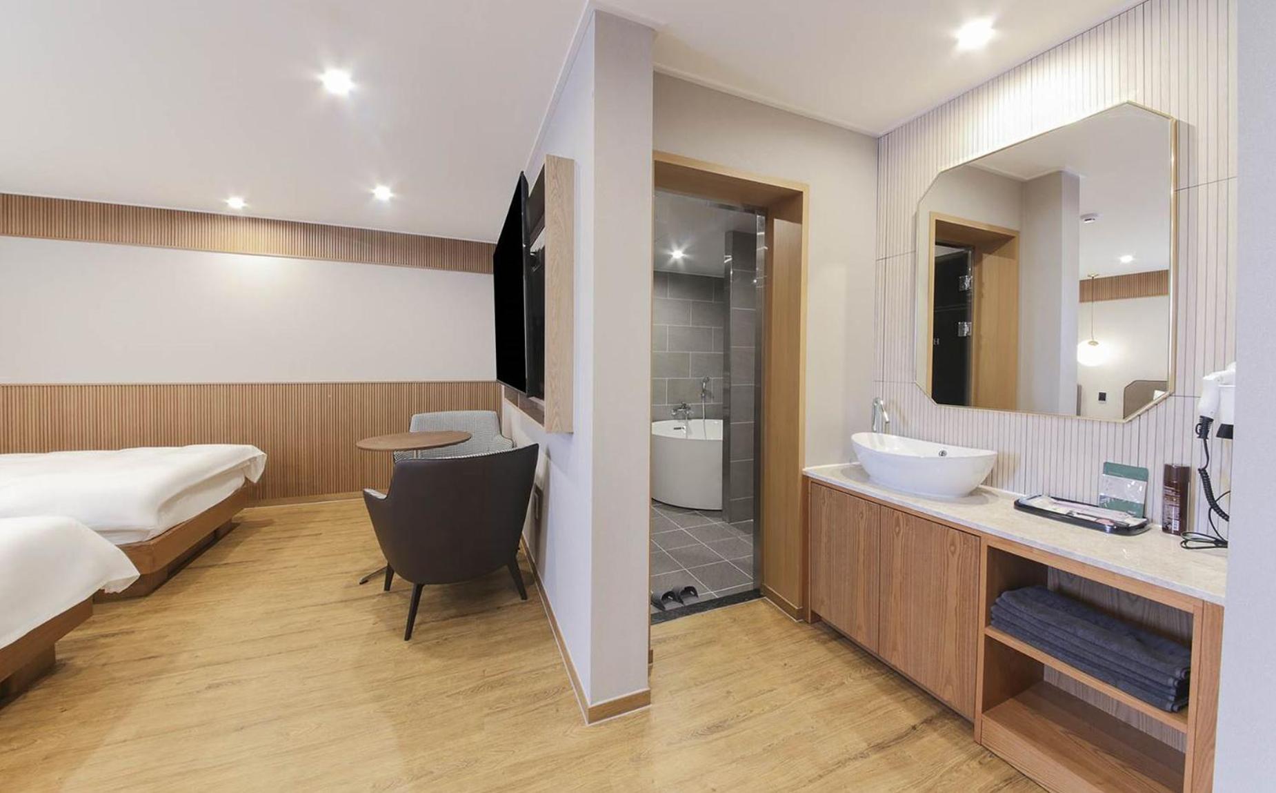 Twin Room - Photo 6