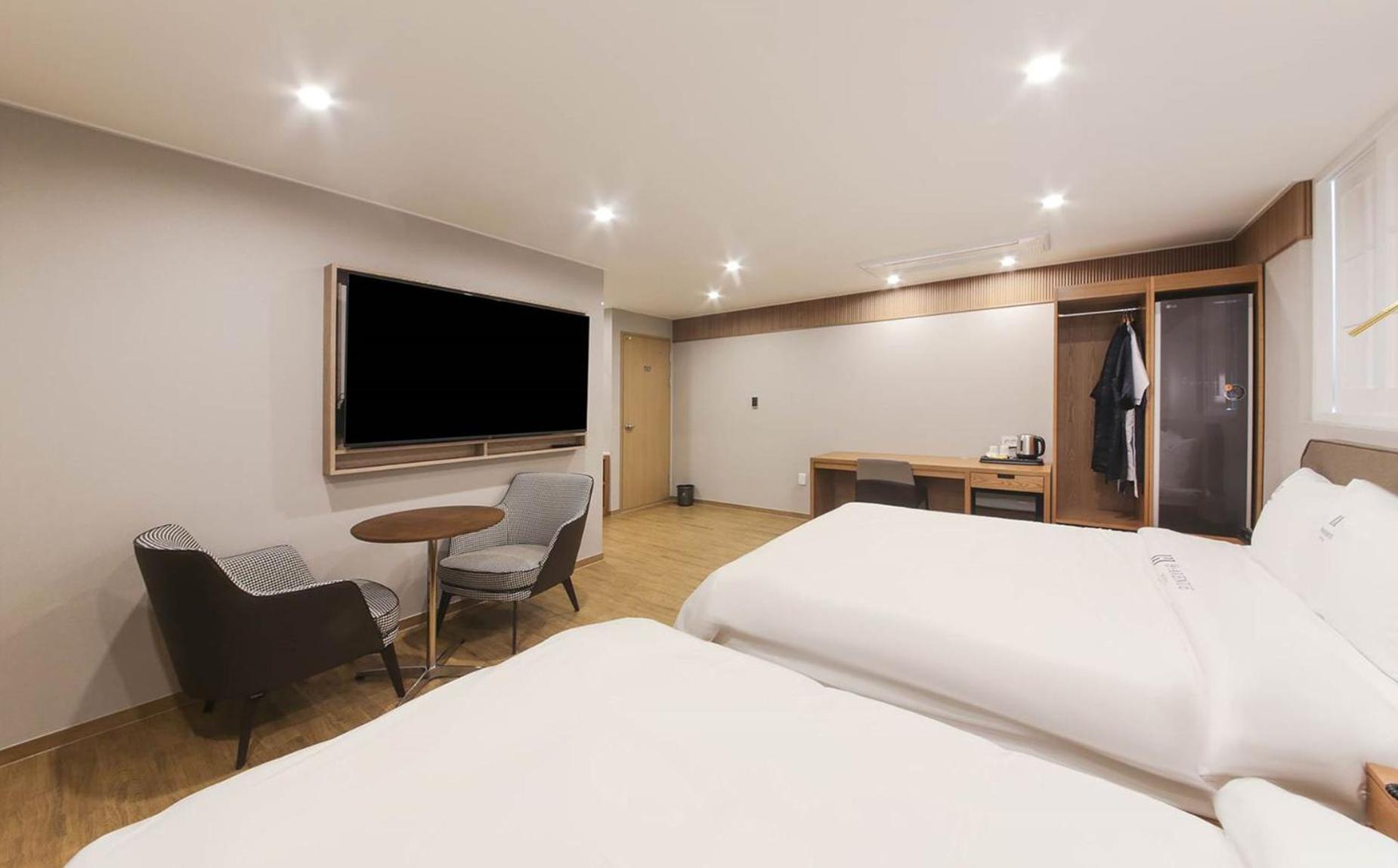 Twin Room - Photo 2