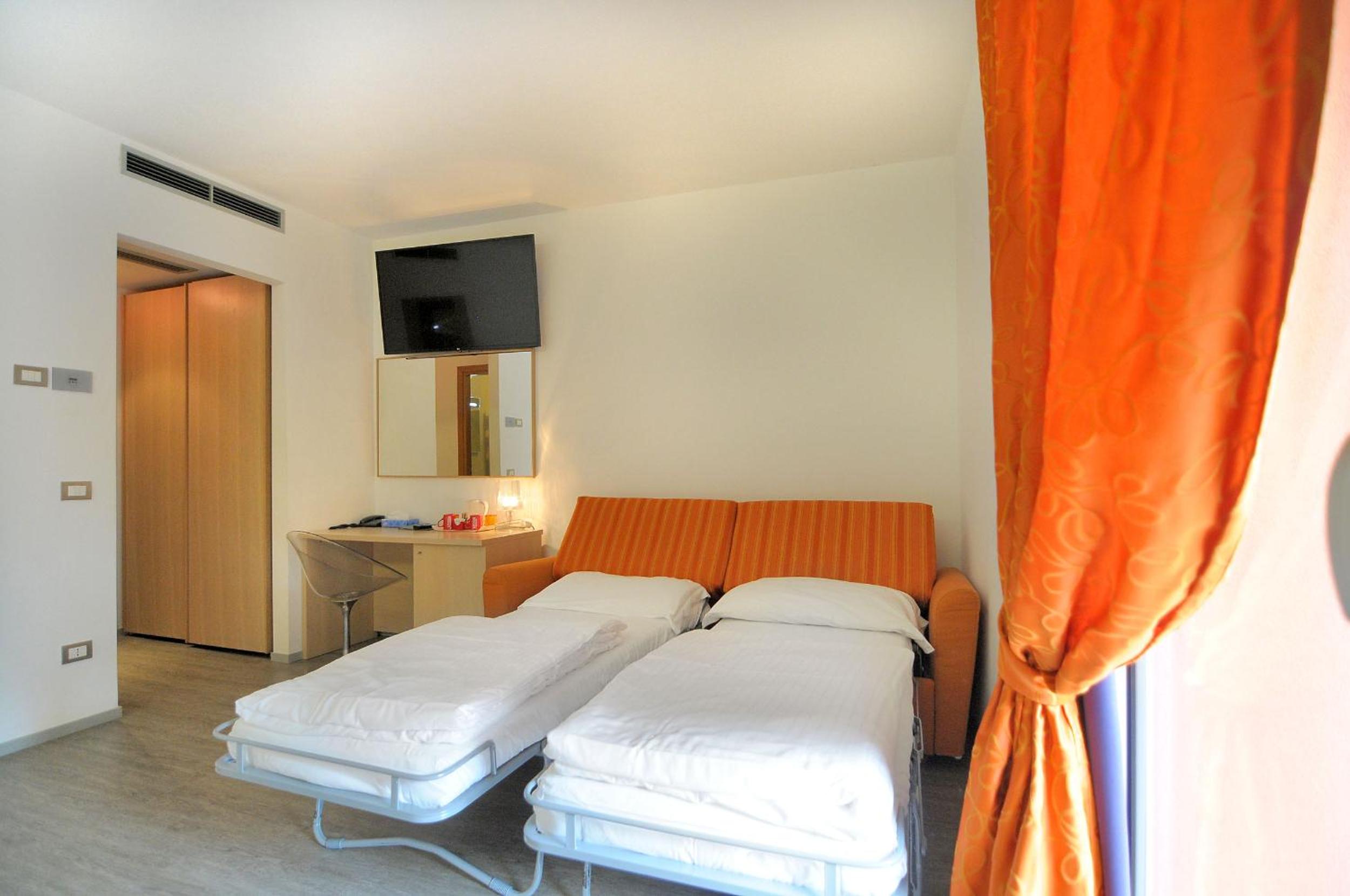 Quadruple Room with Balcony - Photo 4