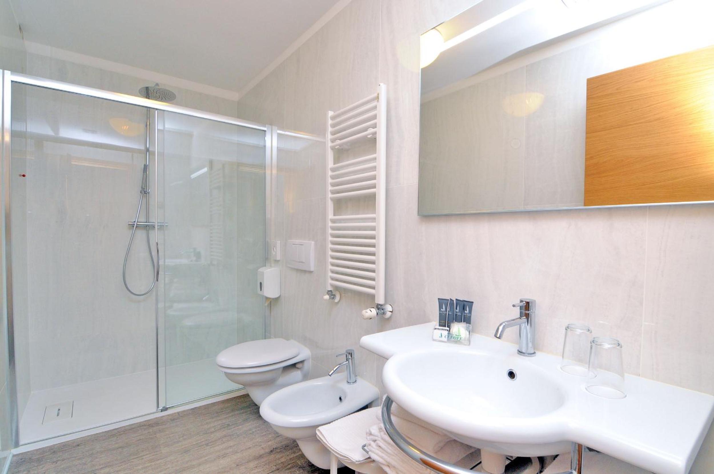Quadruple Room with Balcony - Photo 5