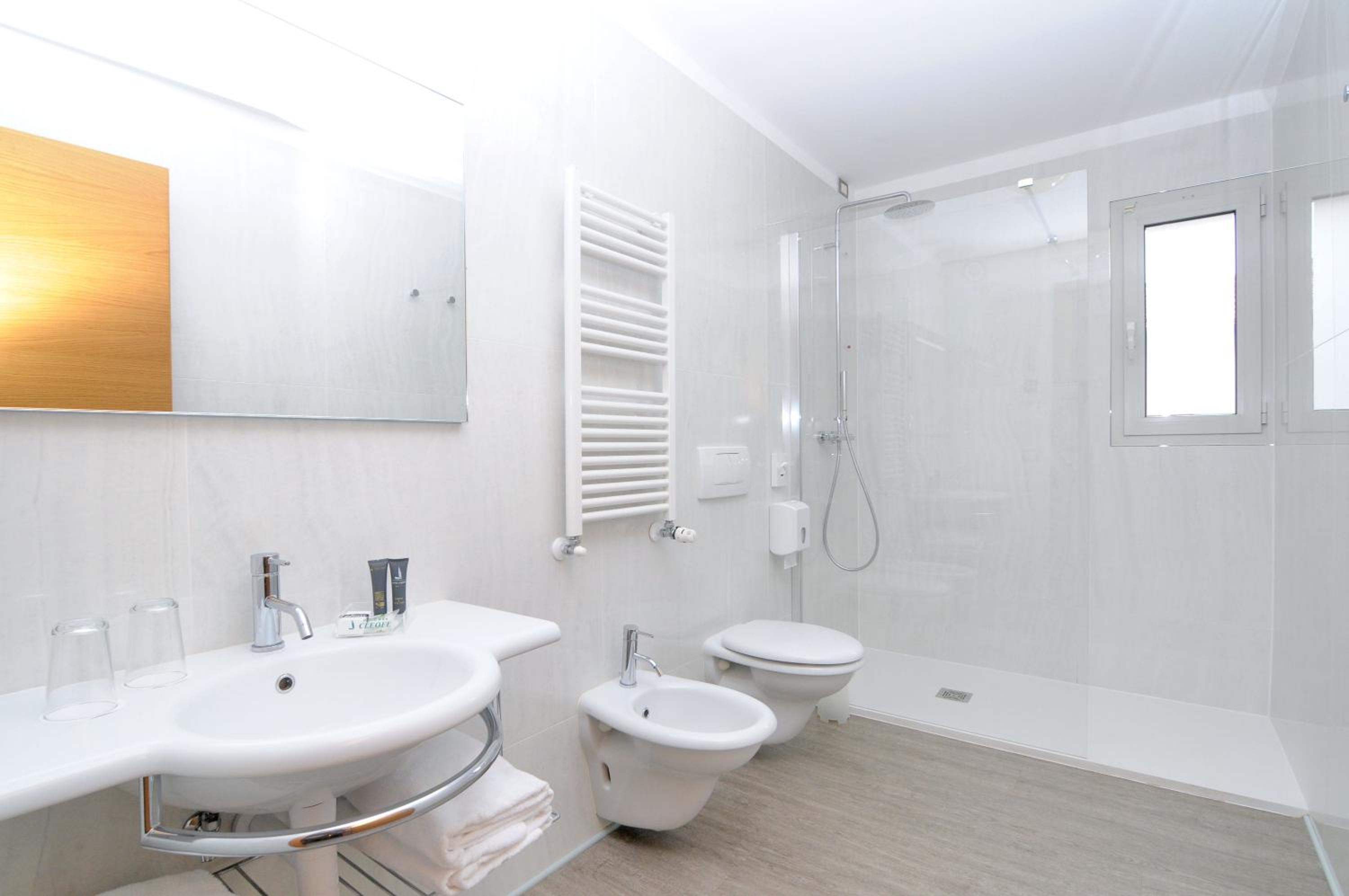 Deluxe Junior Suite - Photo 8