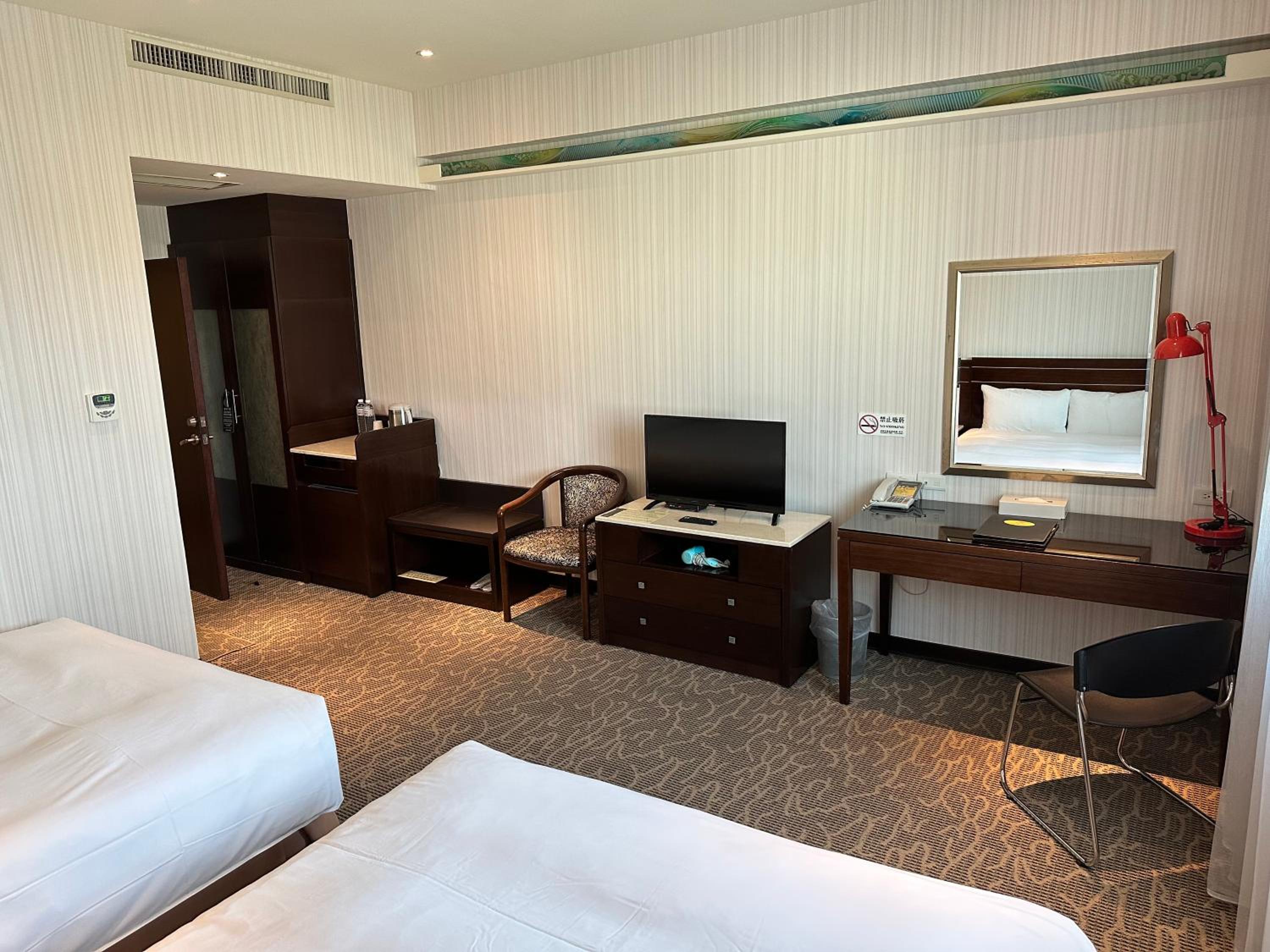 Deluxe Quadruple Room - Photo 9