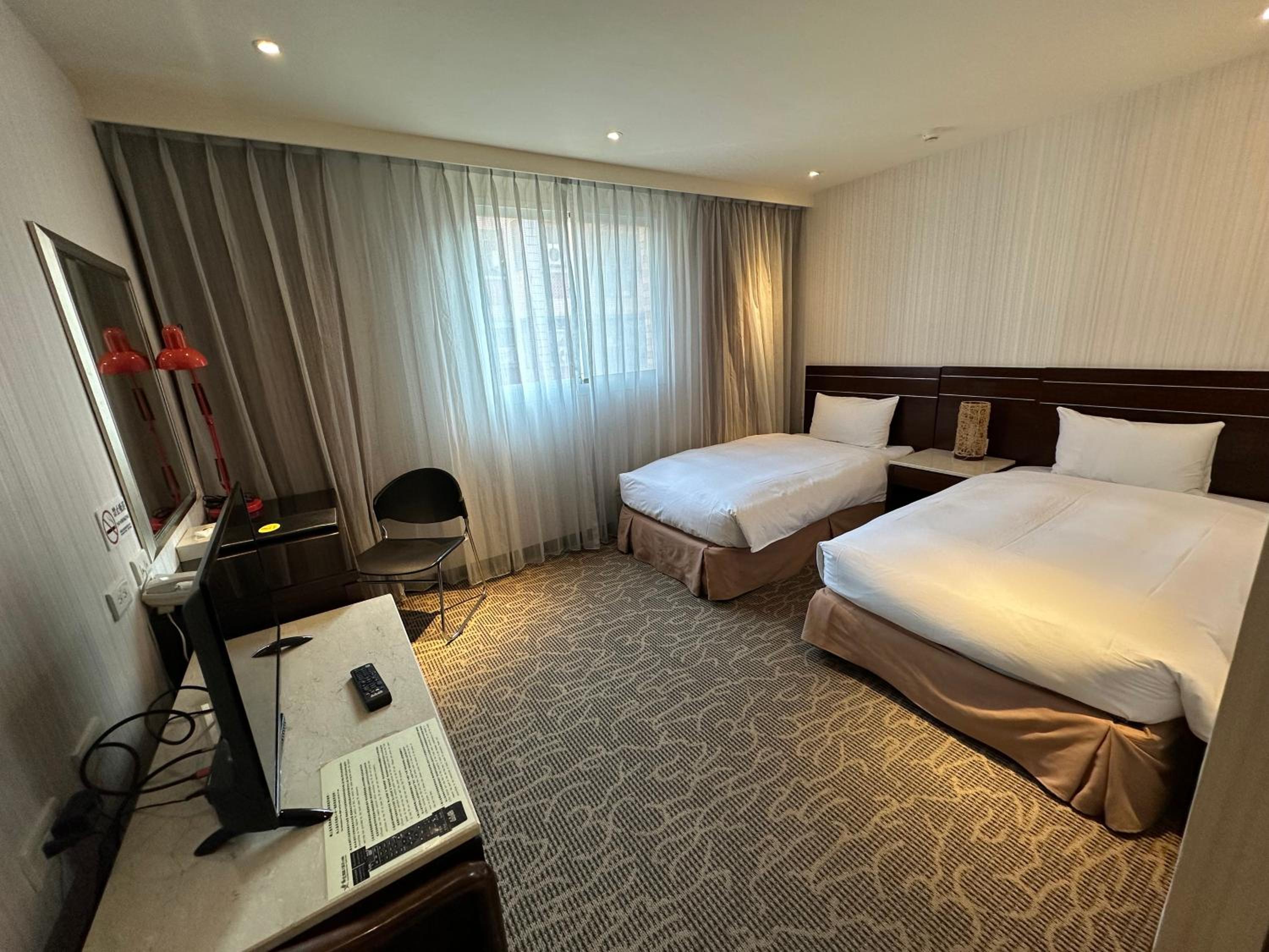 Deluxe Twin Room - Photo 6