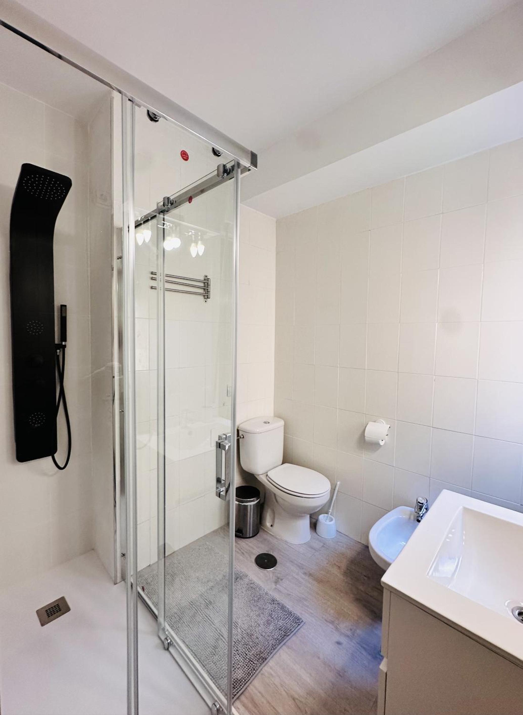 Luxury One-Bedroom Apartment with Balcony photo 2
