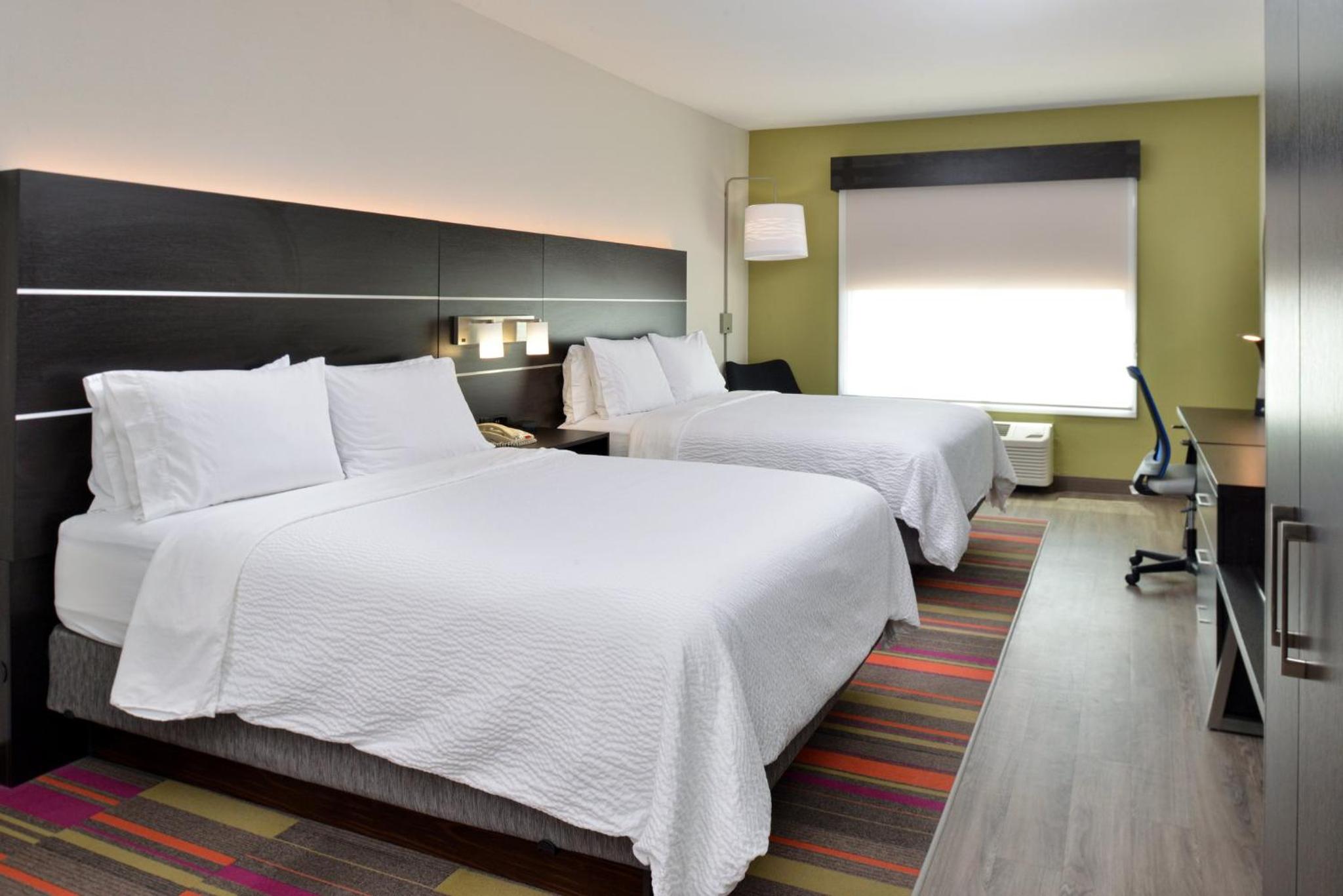Standard Room with Two Queen Beds - Photo 3
