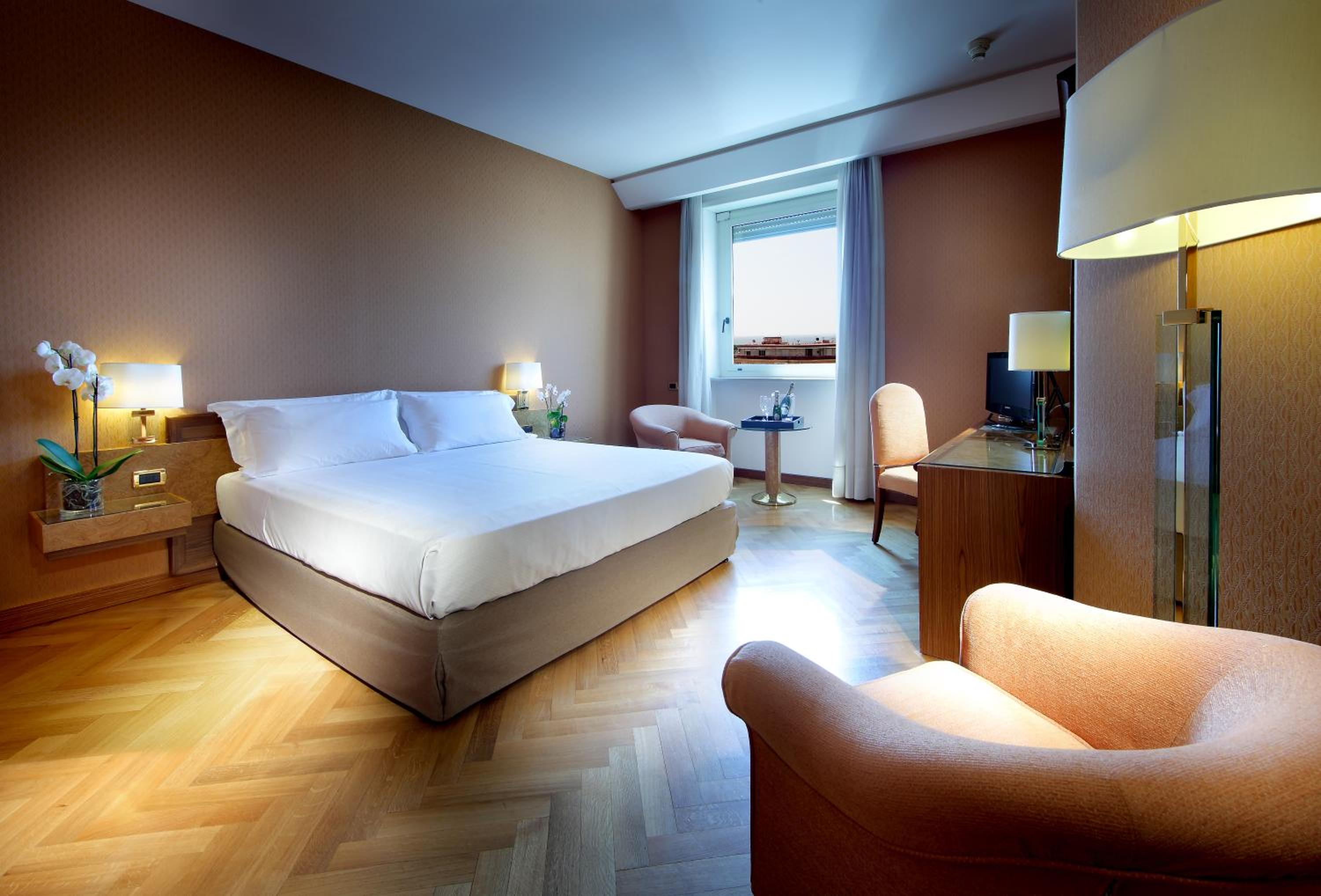 Superior Double or Twin Room thumbnail 6
