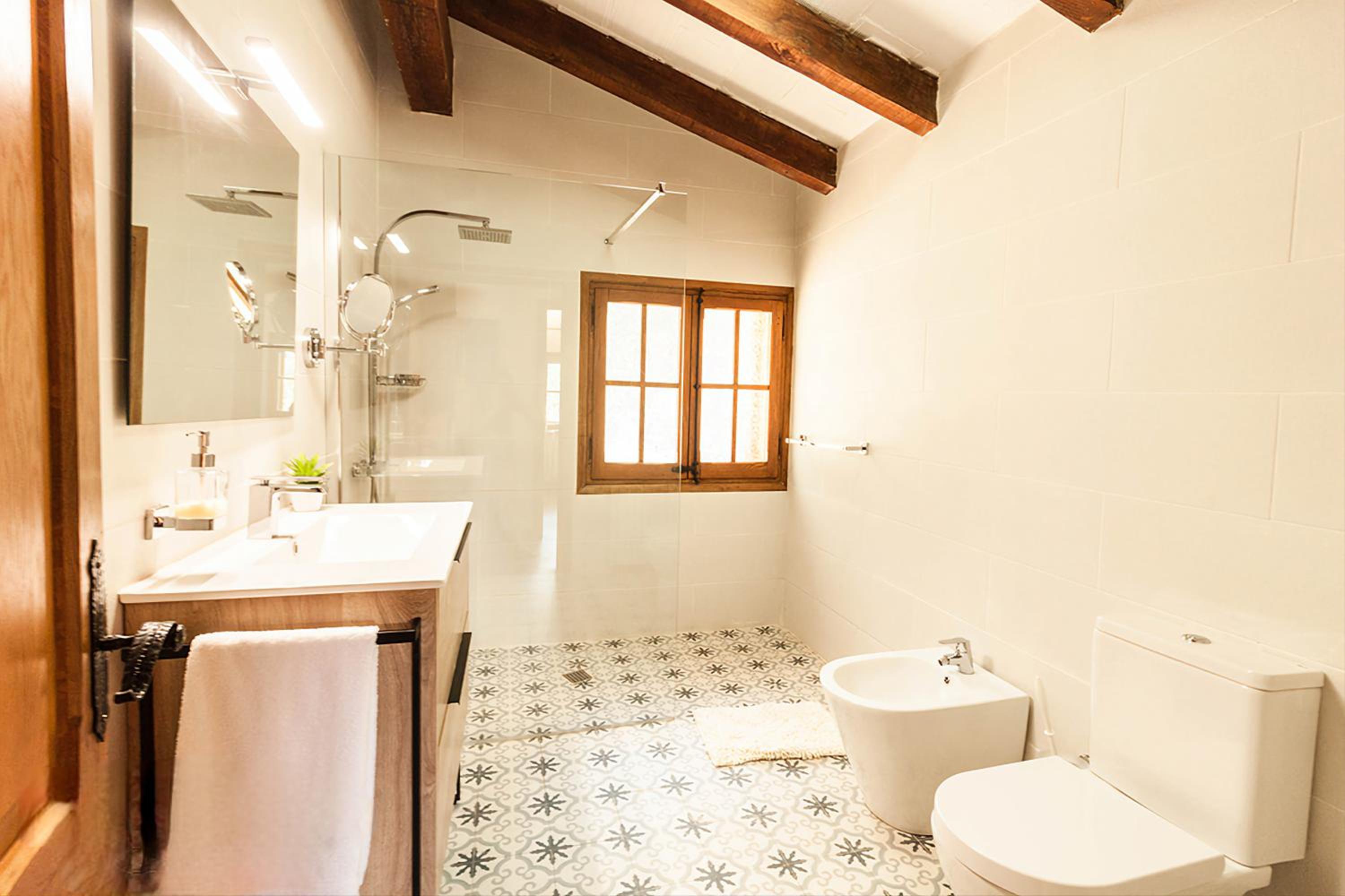 Seven-Bedroom House photo 2