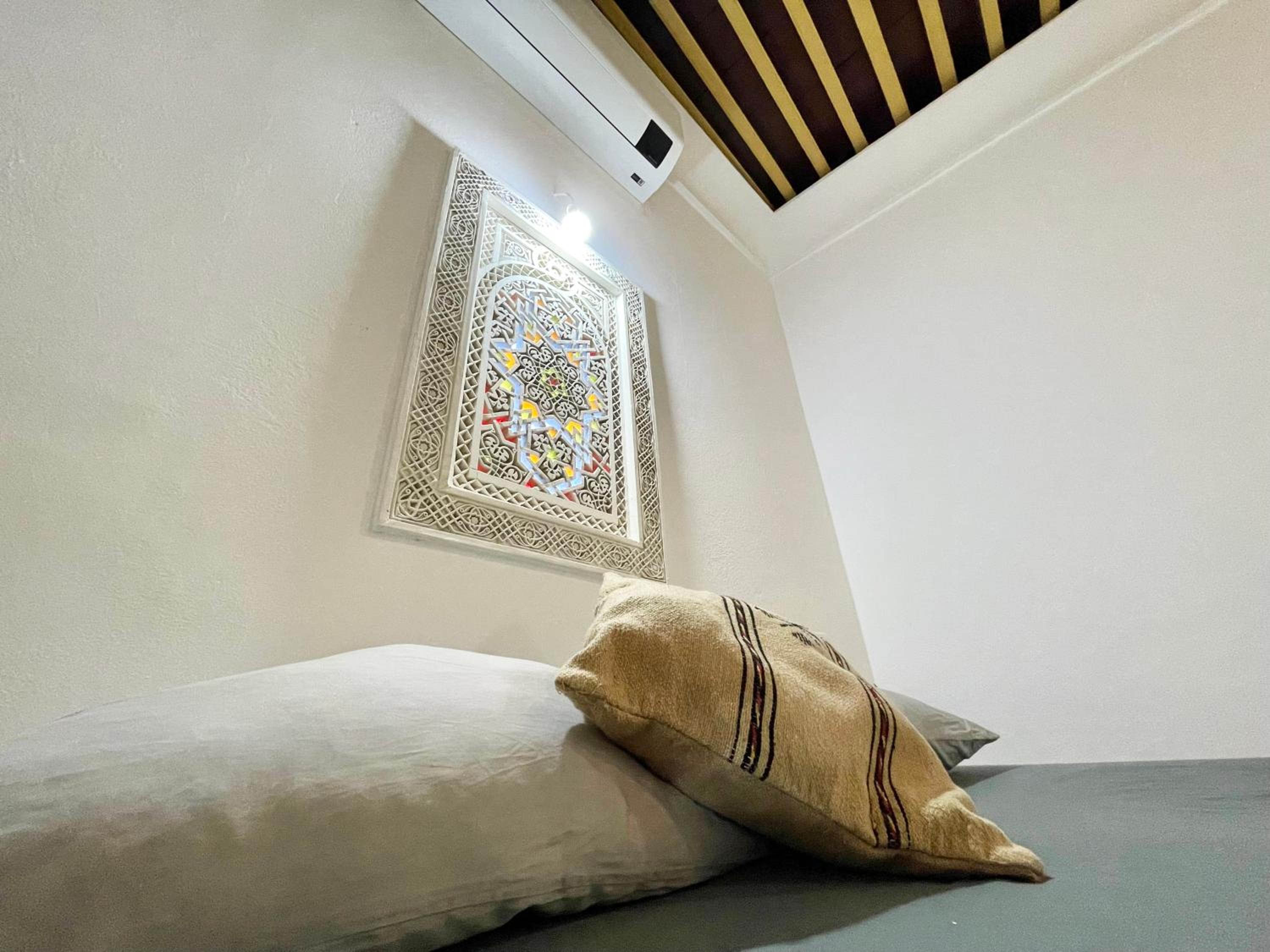 Double or Twin Room with Private Bathroom - Photo 2