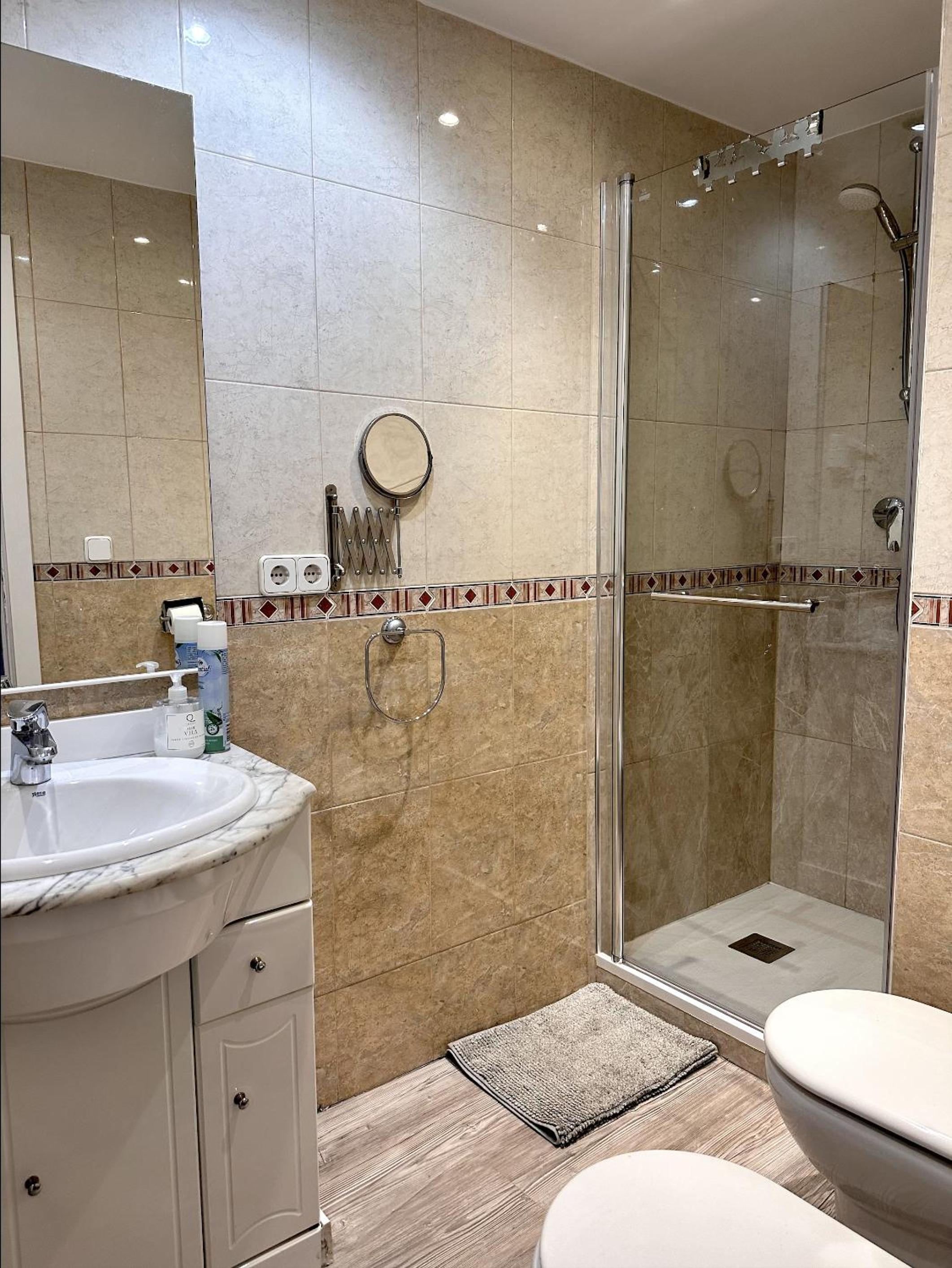 Deluxe One-Bedroom Apartment with Balcony  photo 2