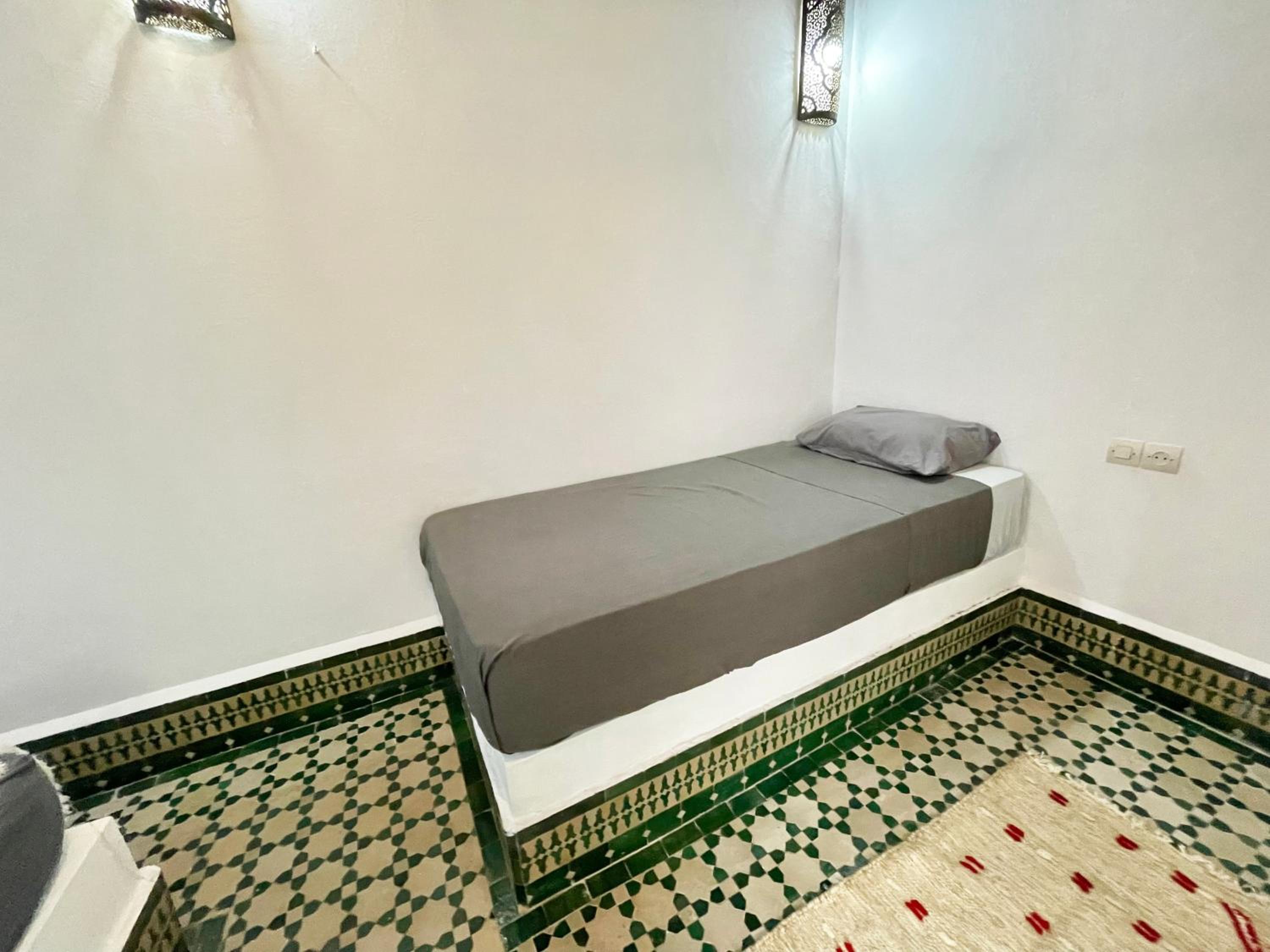 Double or Twin Room with Private Bathroom - Photo 6