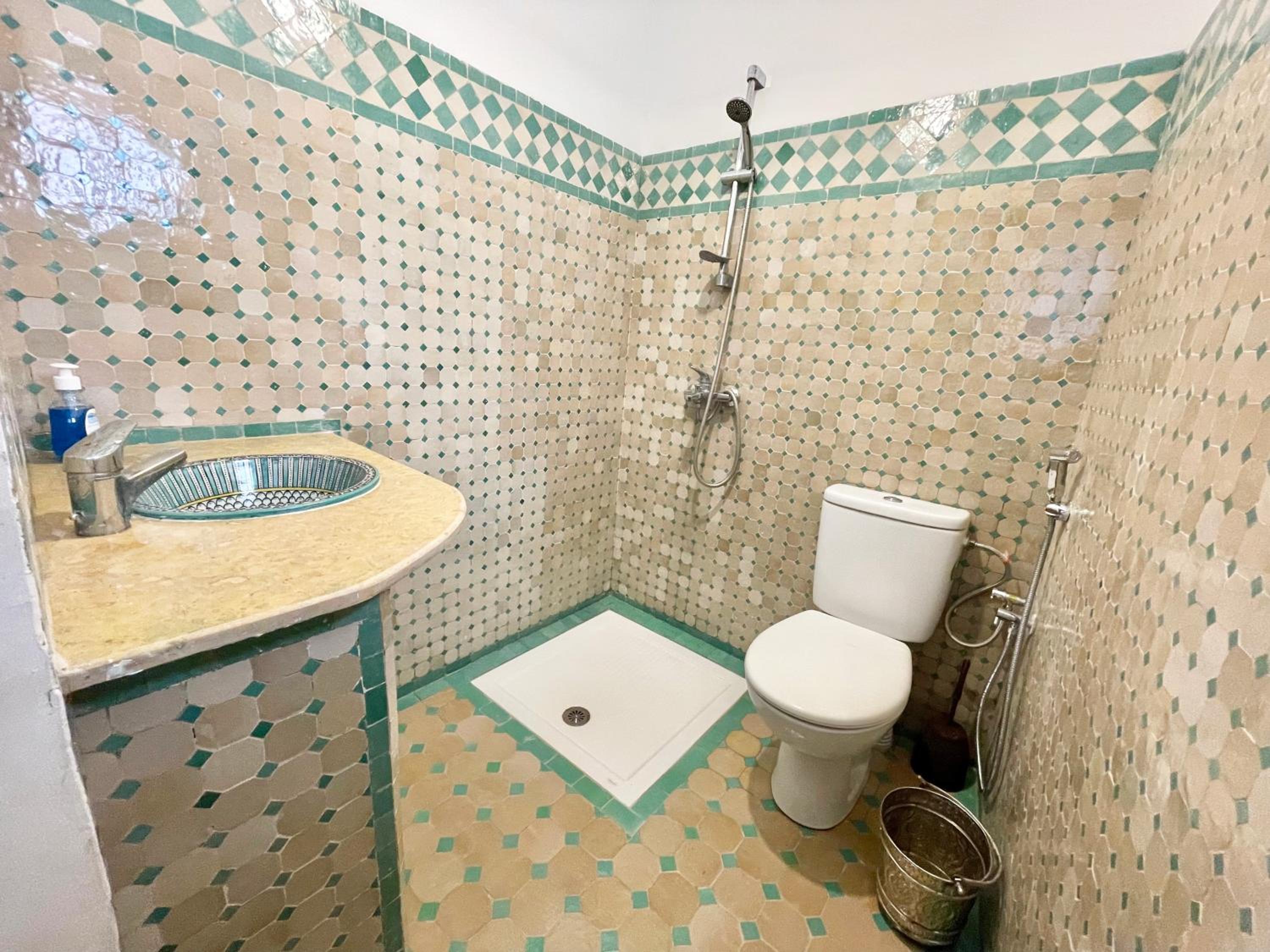 Double or Twin Room with Private Bathroom - Photo 8