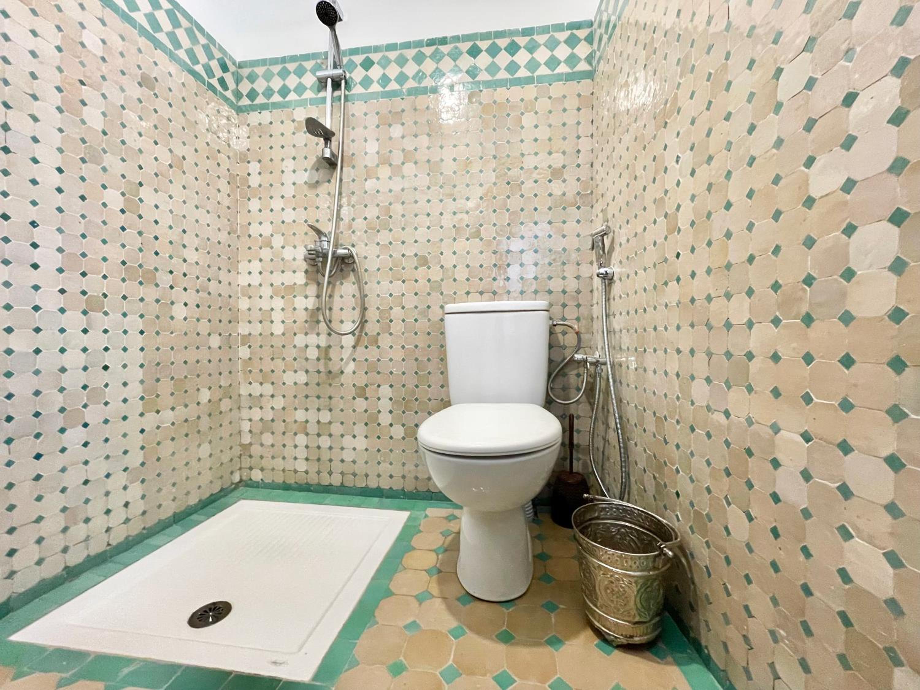 Double or Twin Room with Private Bathroom - Photo 9