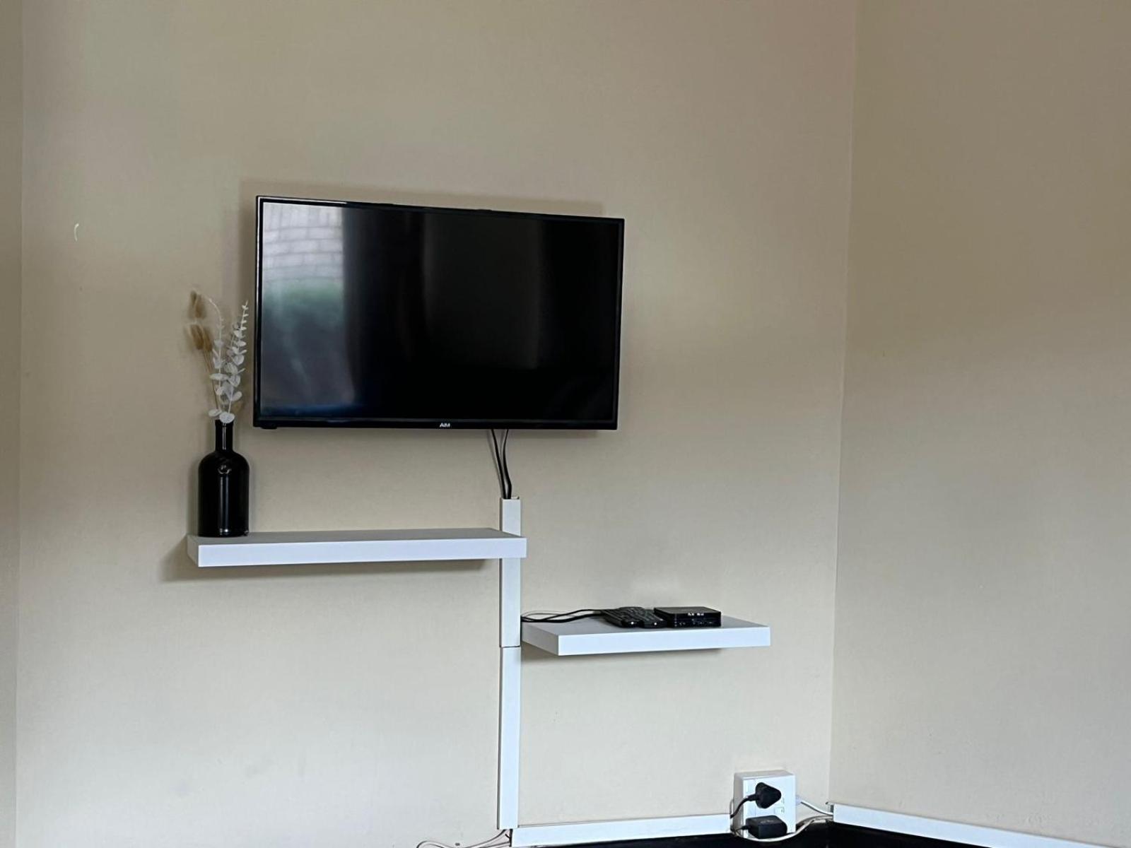 Six-Bedroom House photo 3