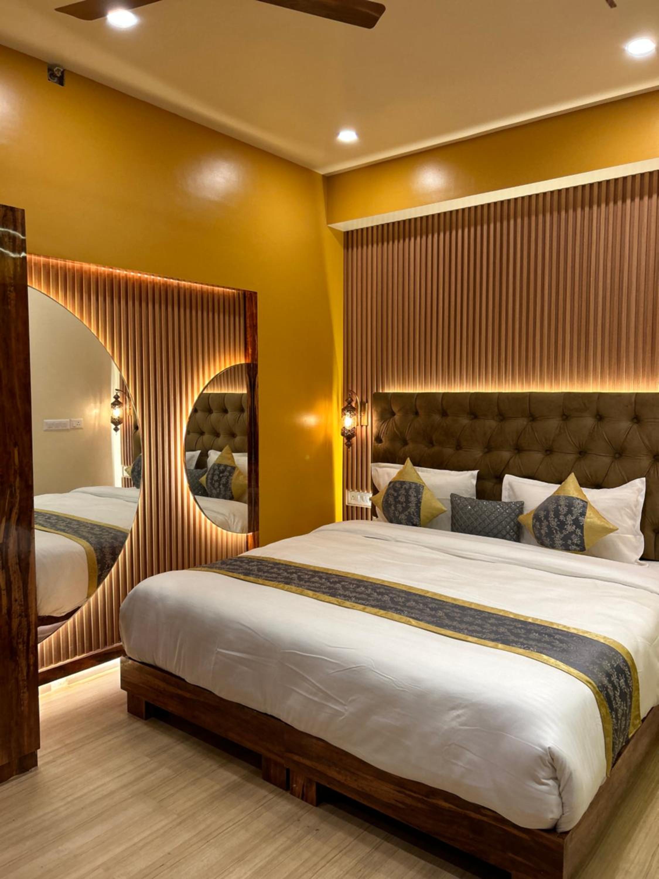 Deluxe King Suite - Photo 11