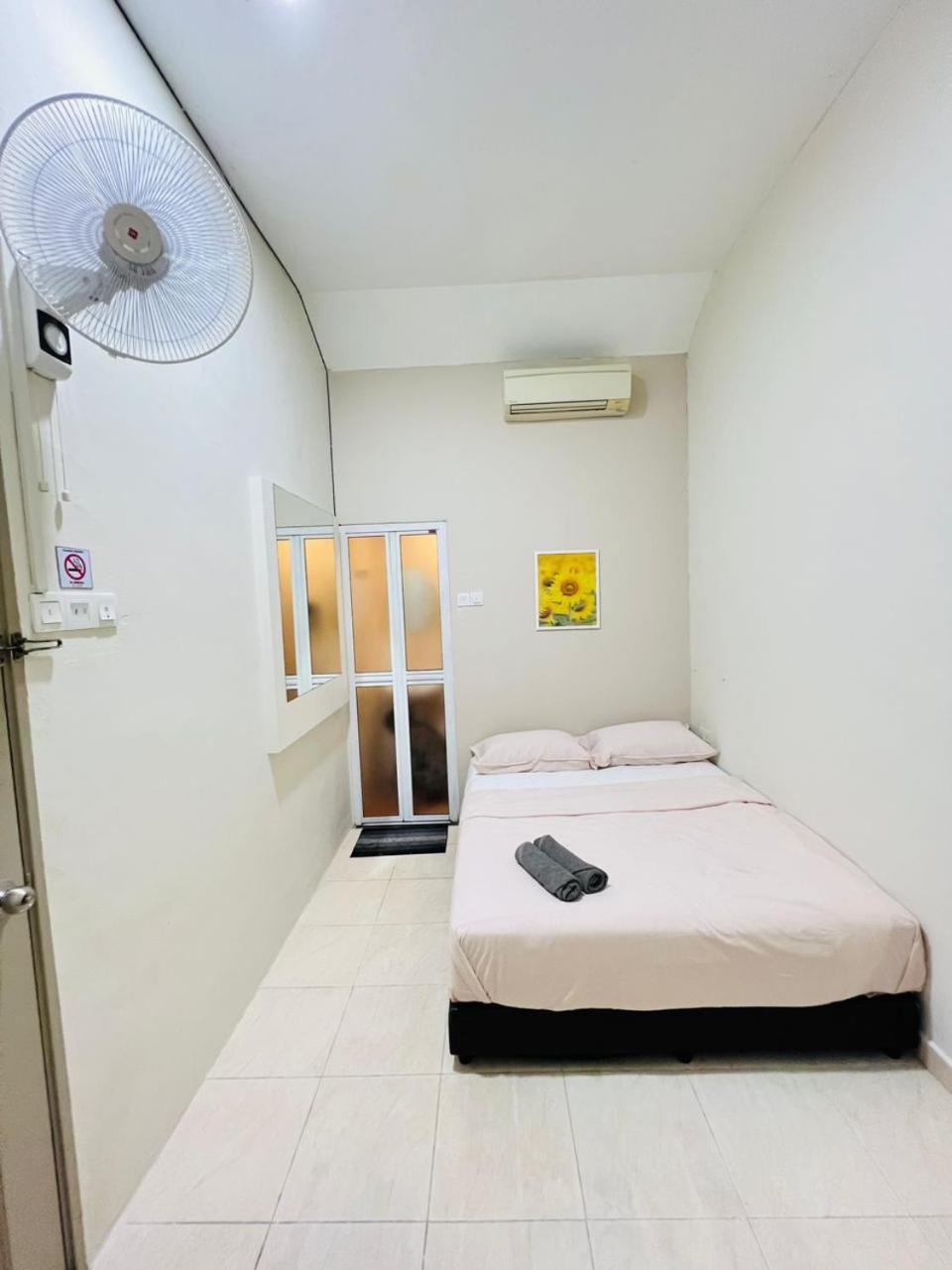 Double Room with Private Bathroom - Photo 13