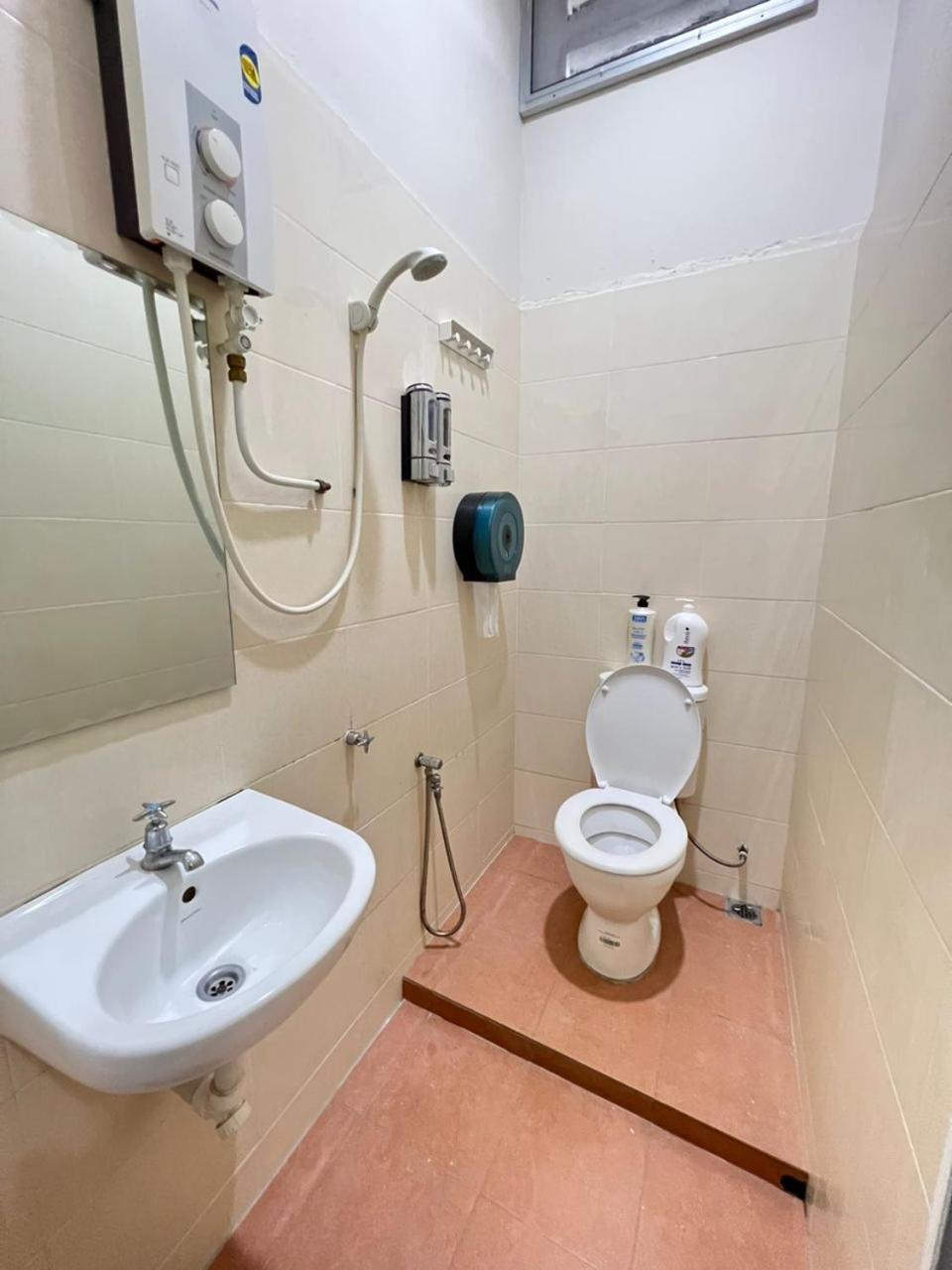 Double Room with Private Bathroom - Photo 16