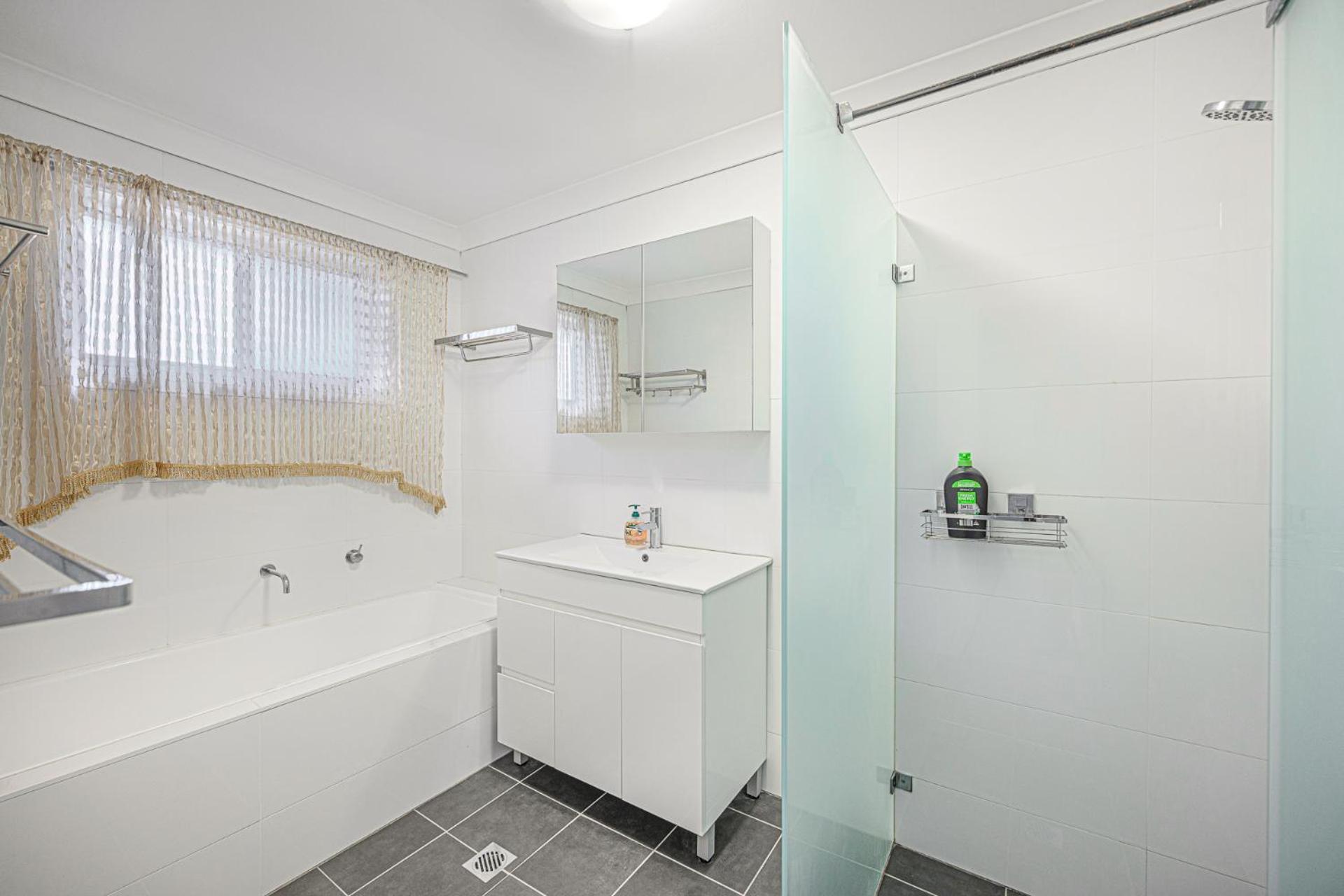 Three-Bedroom House photo 3