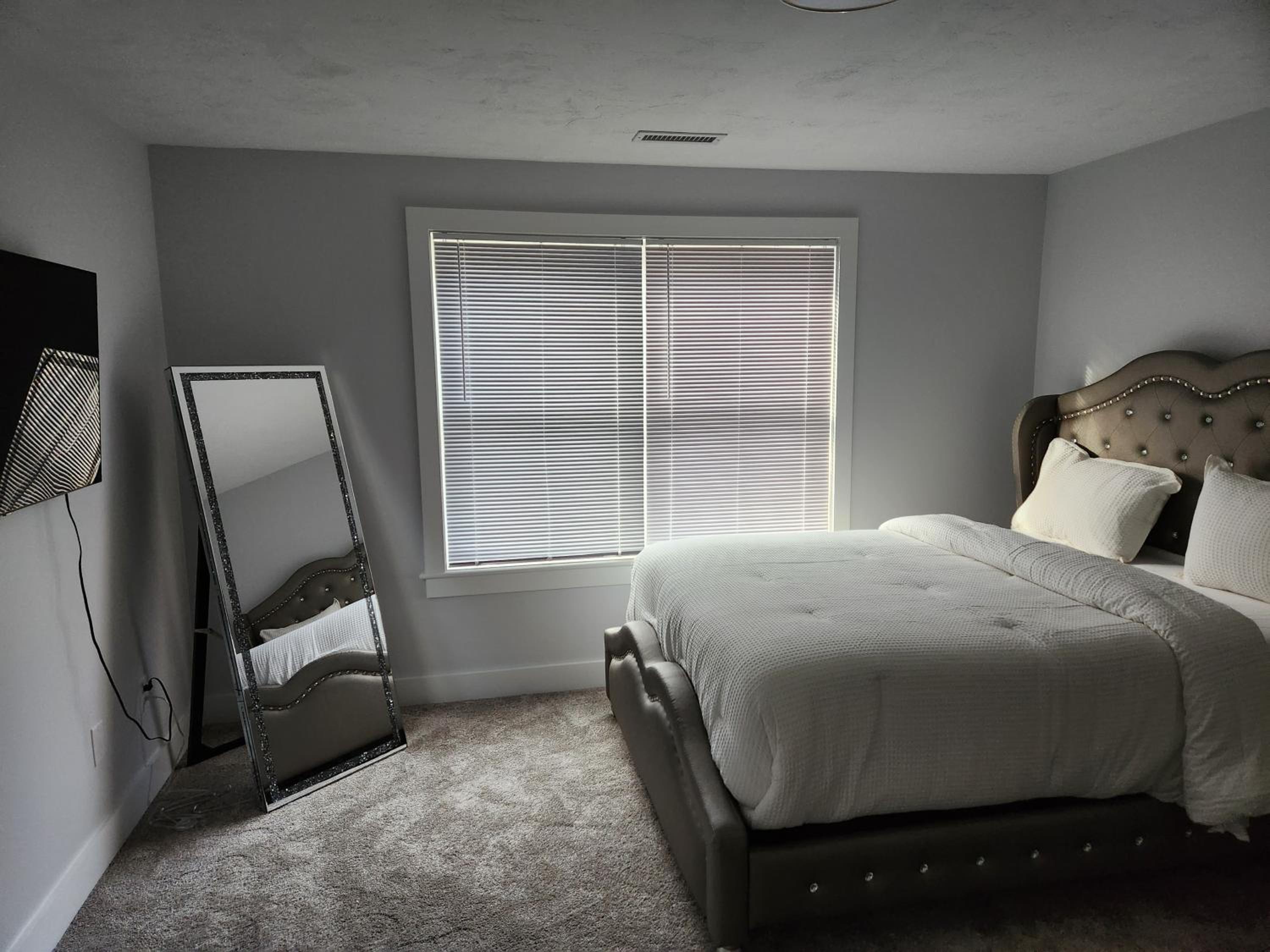 Five-Bedroom House photo 2