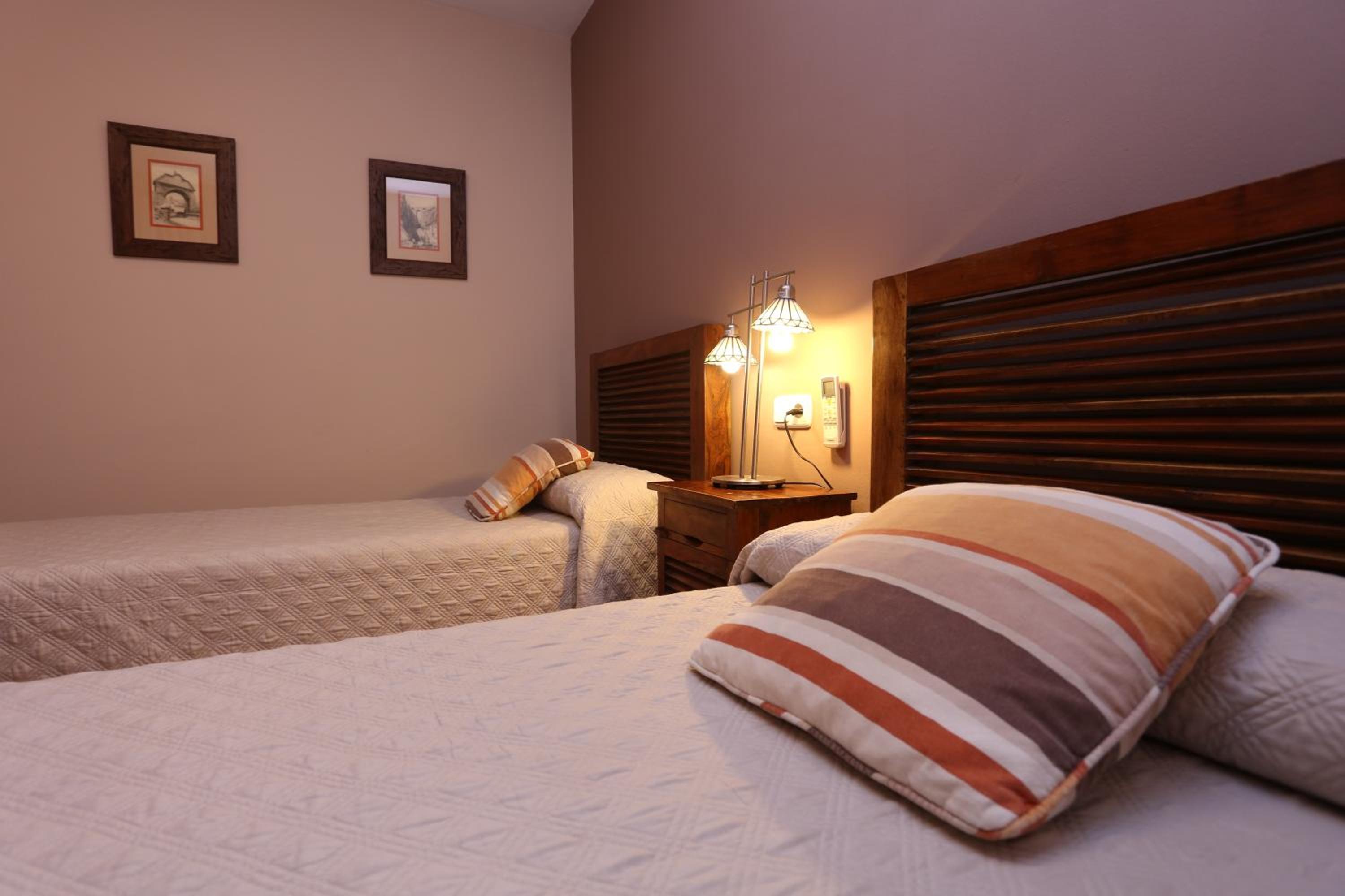 Twin Room - Photo 8