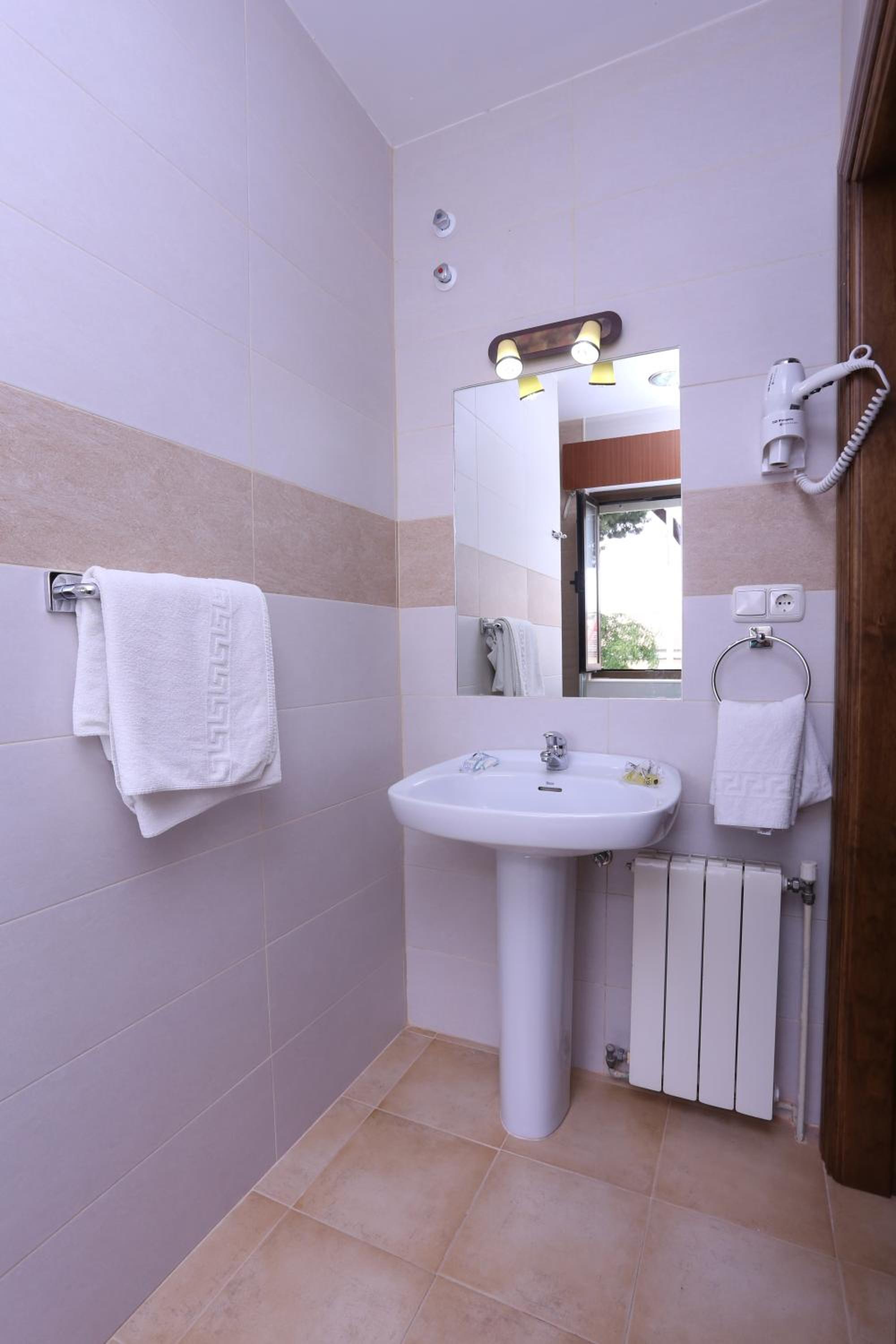 Twin Room - Photo 2
