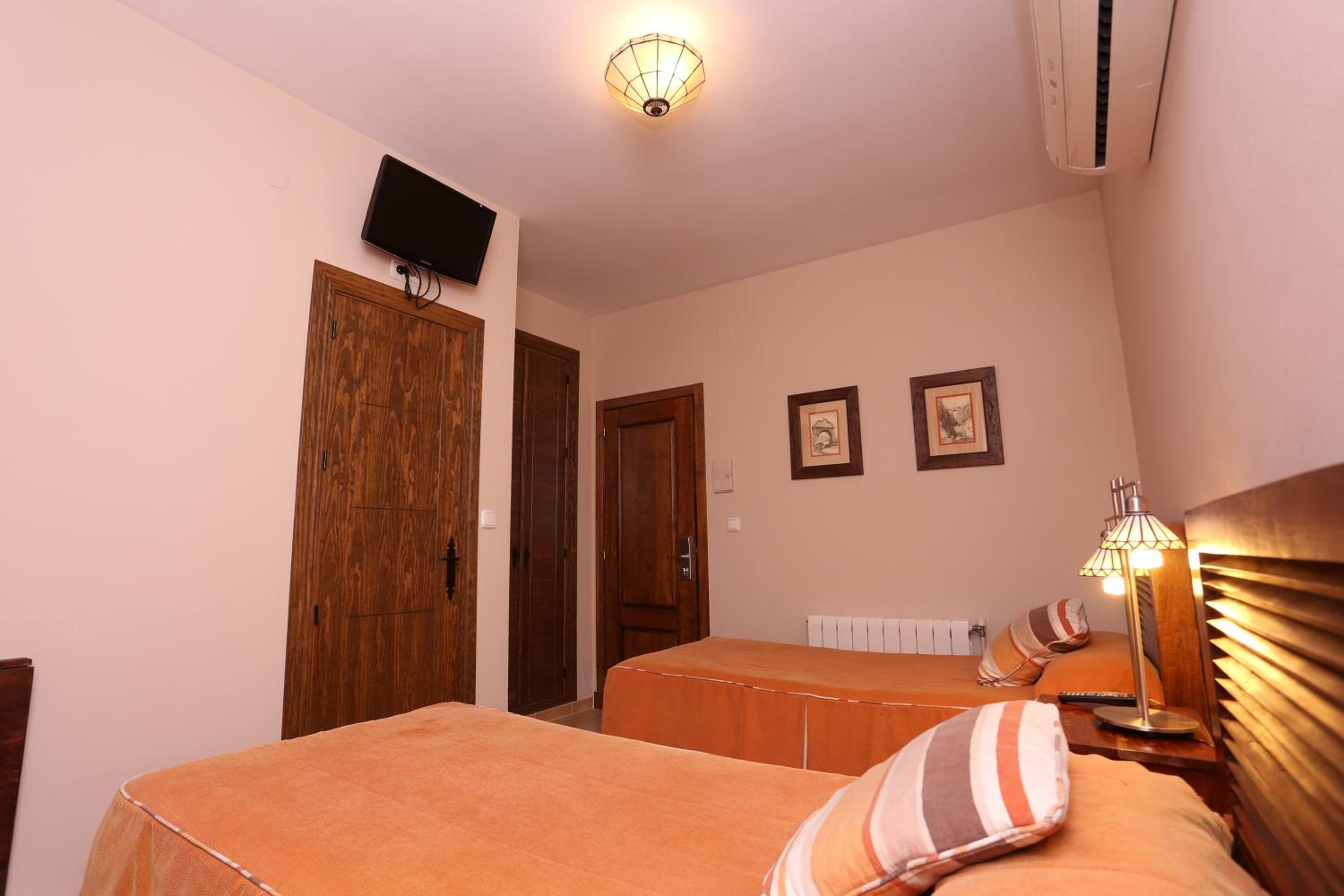 Twin Room - Photo 7