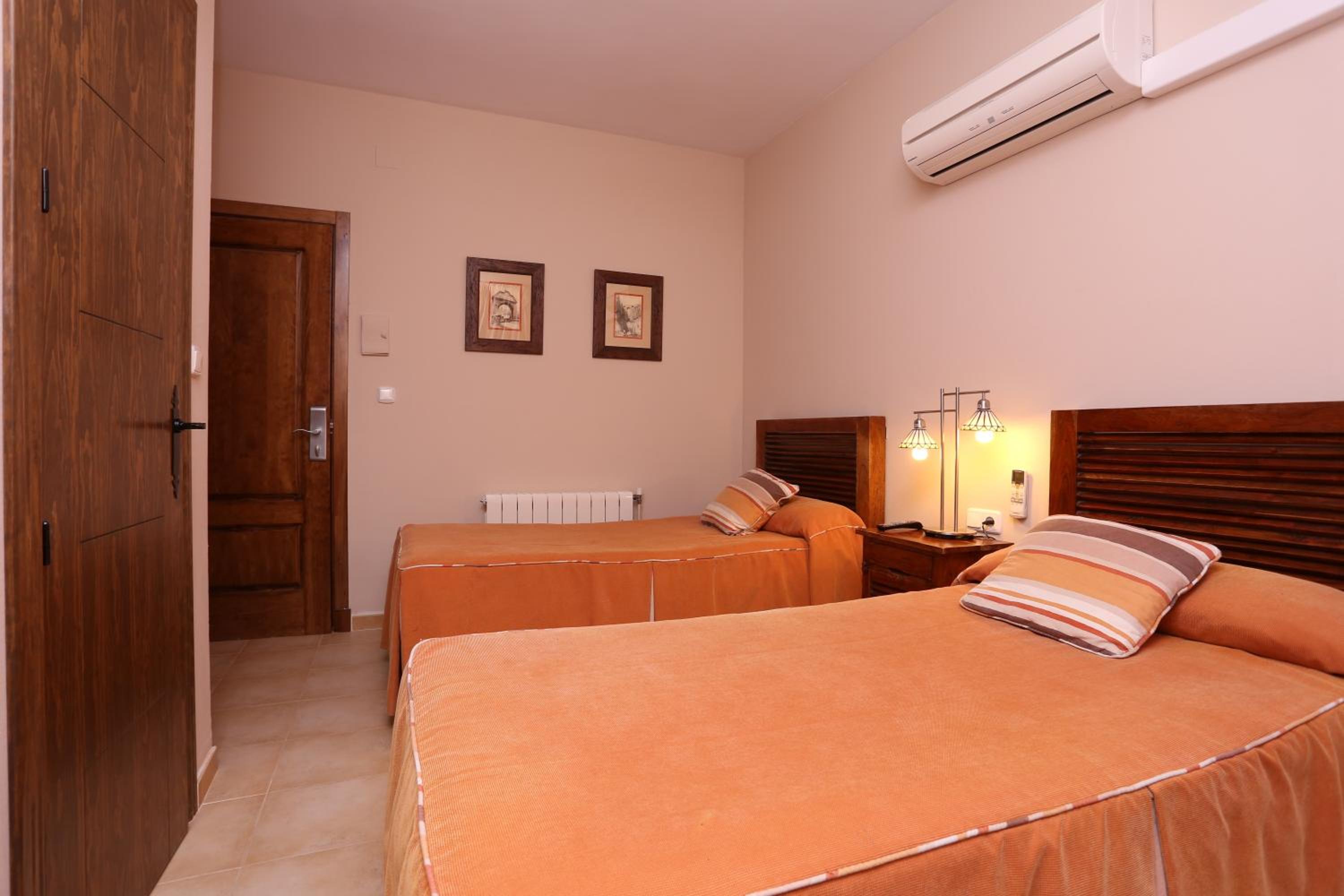 Twin Room - Photo 6