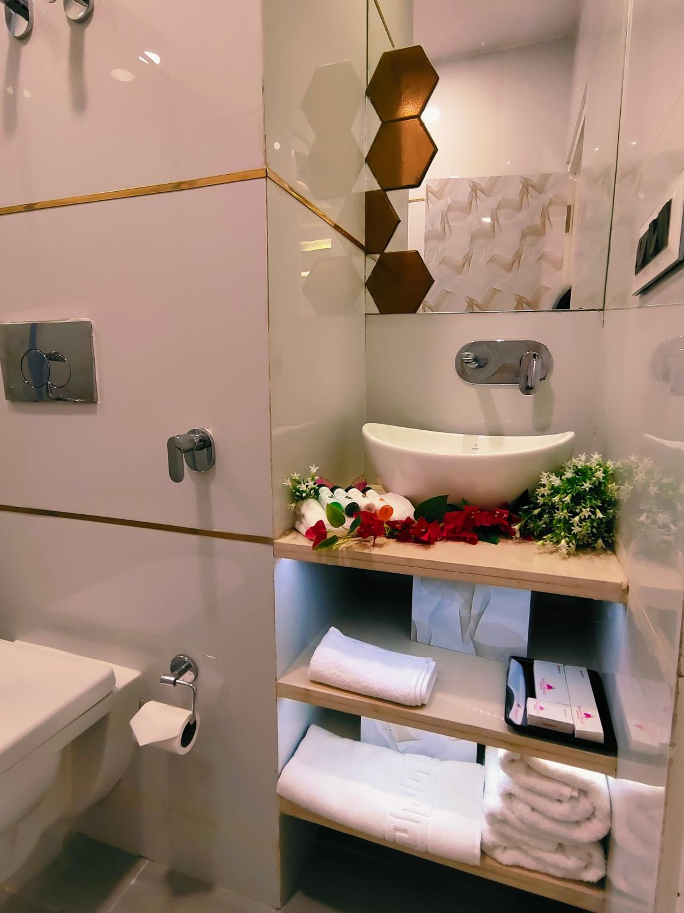 Lavender Theme Neo modern Room with Designer Bed and Extra Day Bed: Enjoy 10% off on - F&B, Spa, car Hire, Complimentary Welcome Drink & Hi-Tea, Candlelight Dinner & Room Decoration Available  - Photo 11