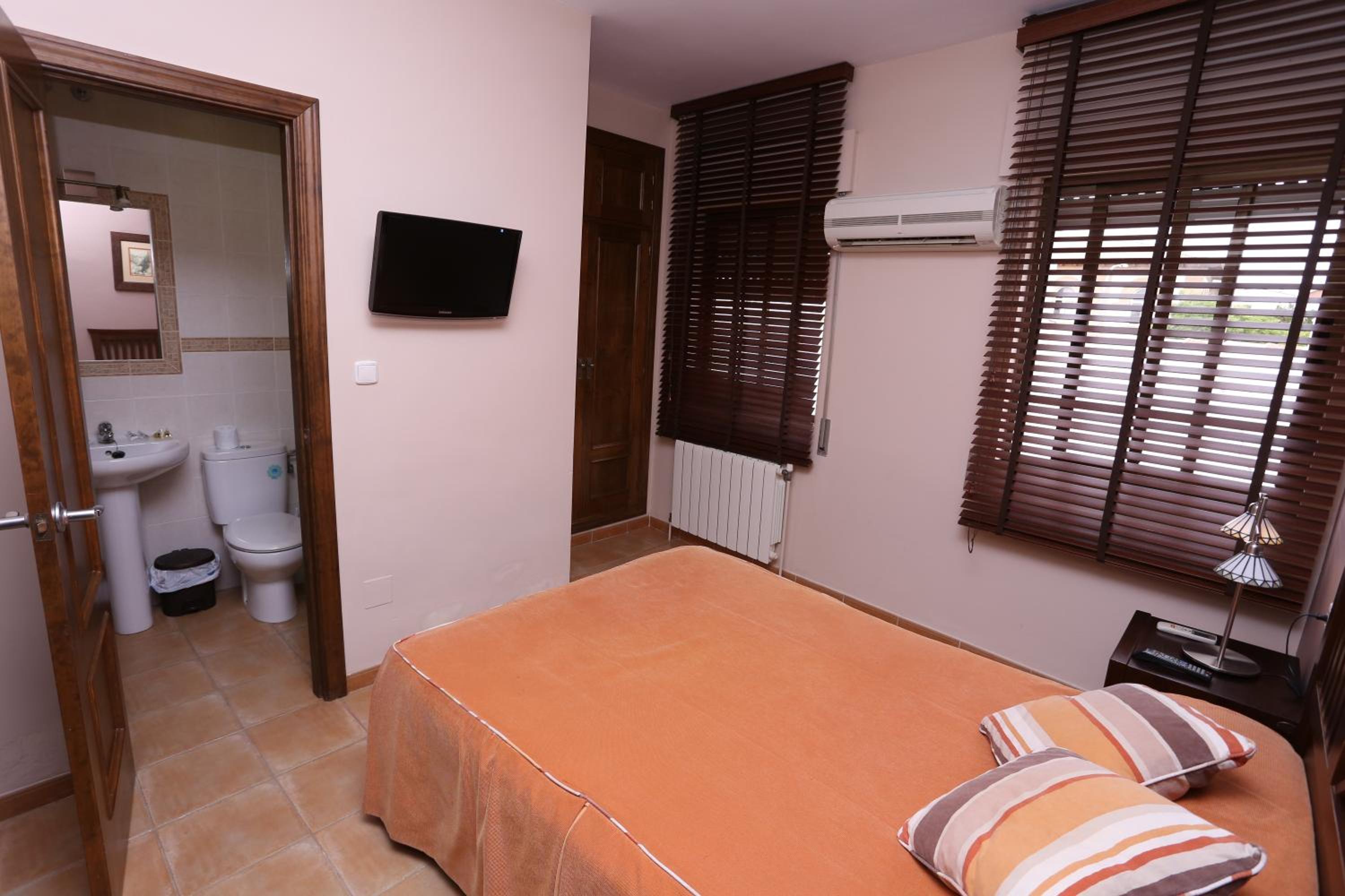 Double Room - Photo 2