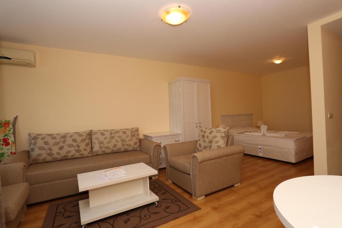 Studio with Balcony (2 Adults + 2 Children) - Photo 2
