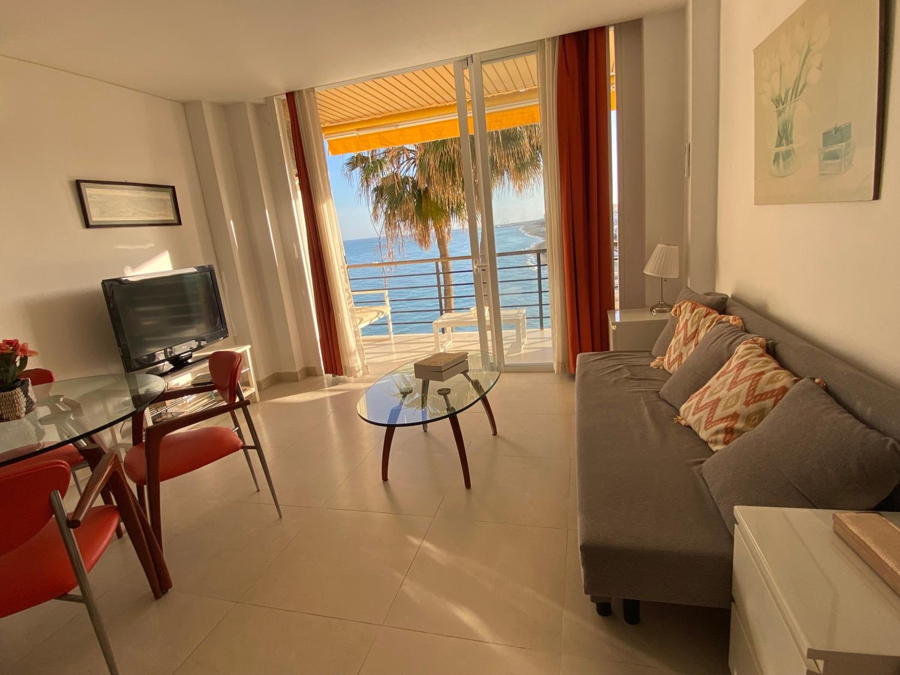 One-Bedroom Apartment with Frontal Sea Views