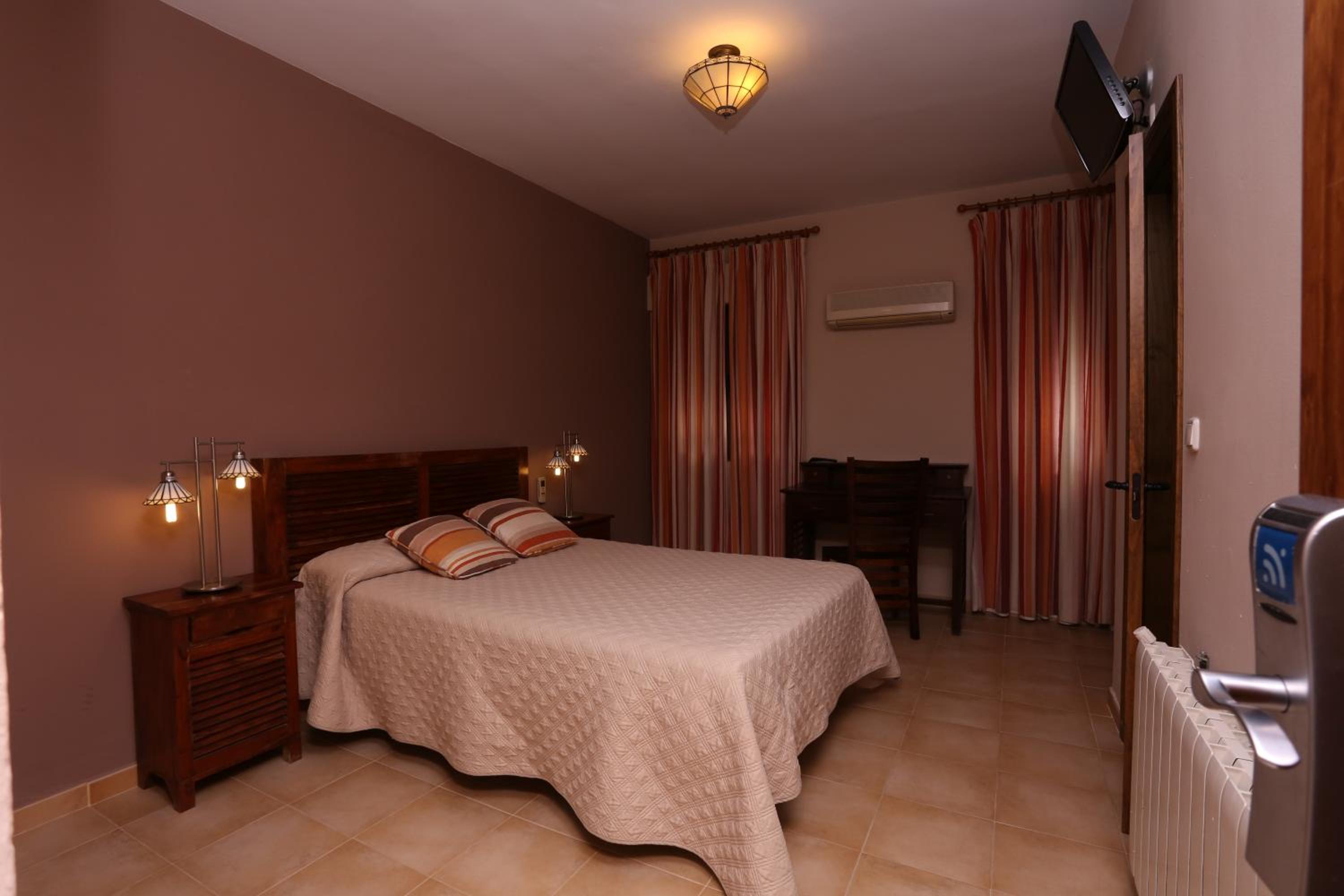 Double Room - Photo 16
