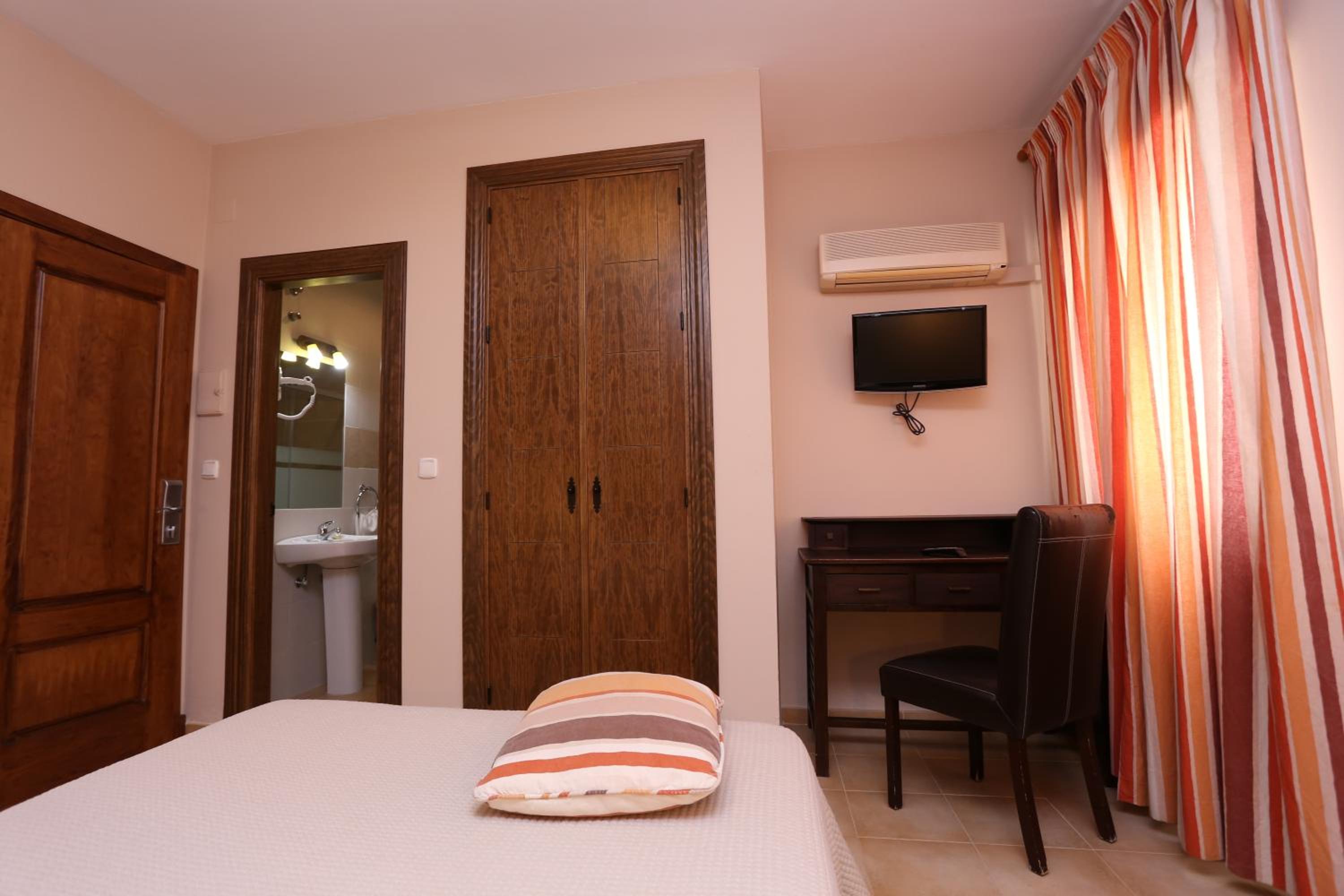 Double Room - Photo 14