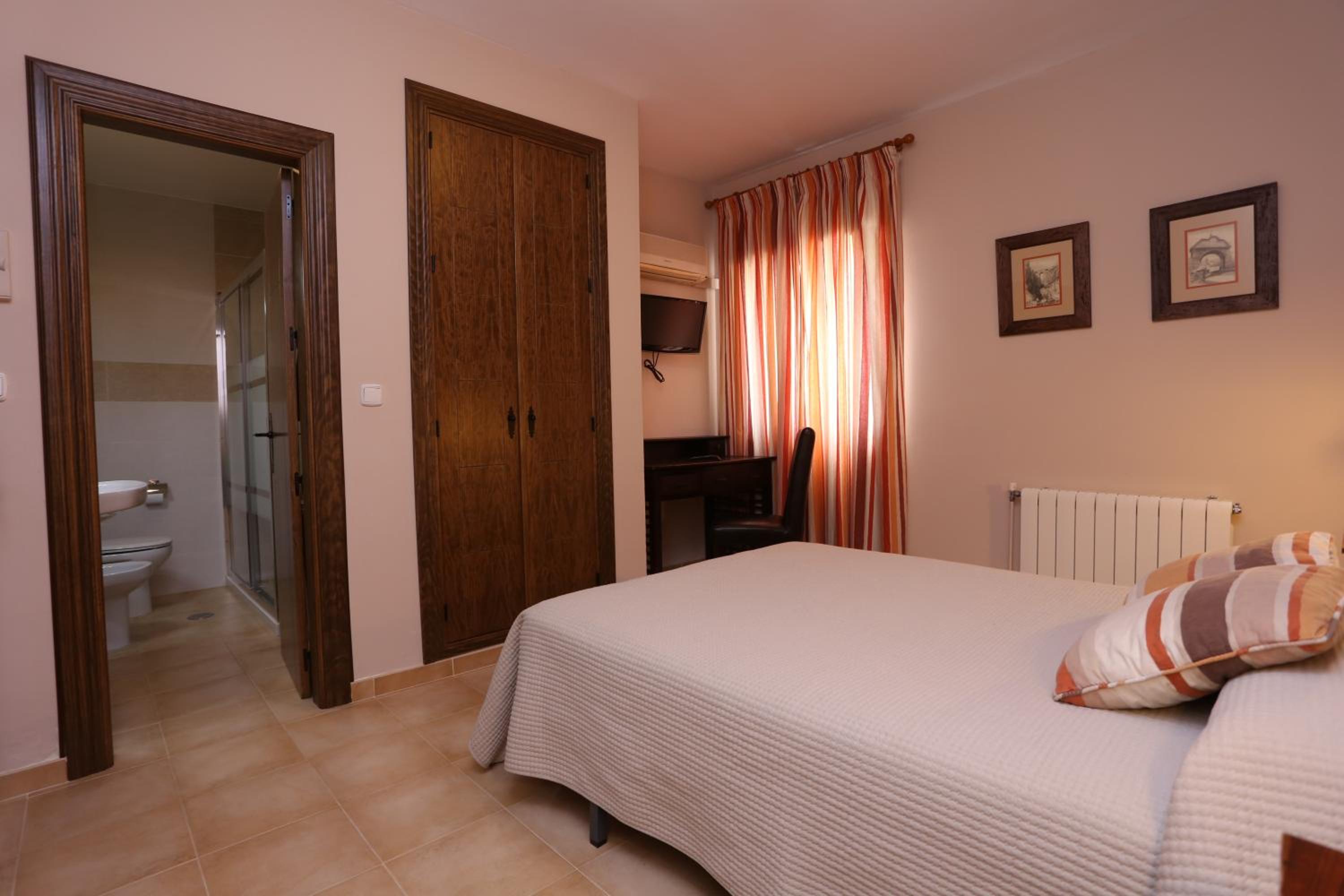 Double Room - Photo 13
