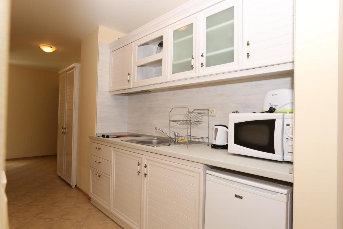 Studio with Balcony (2 Adults + 2 Children) - Photo 6
