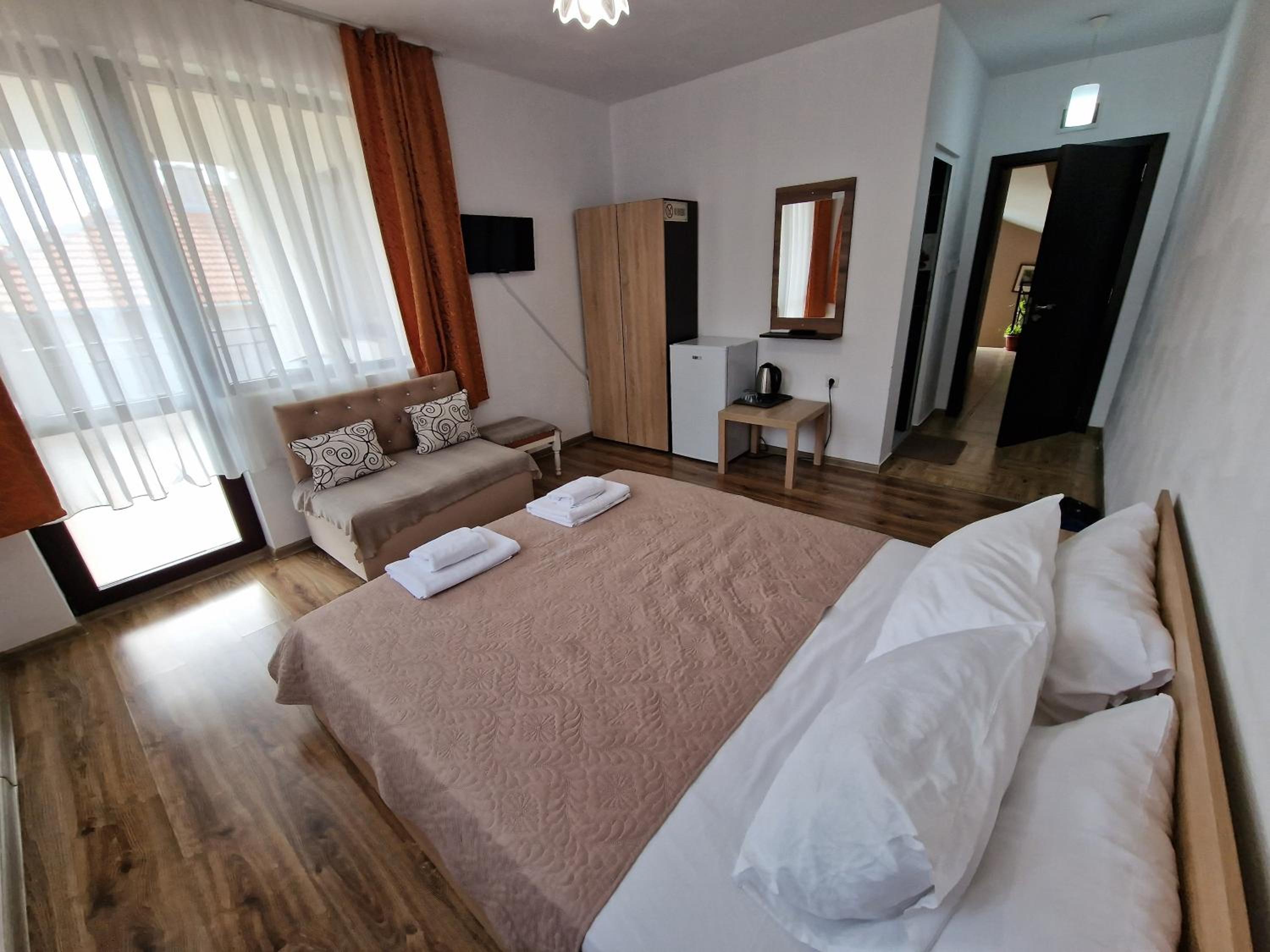Standard Double or Twin Room with Balcony - Photo 7
